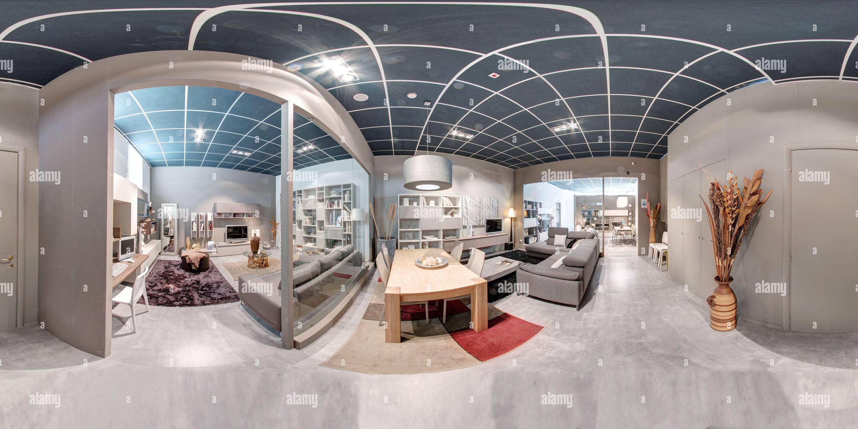 Vue panoramique à 360° de 360 panorama d'un intérieur de salle d'exposition de meubles présentant différents modes de vie mobilier de chambre et de salle à manger à vendre sur une texture réfléchissante sol blanc
