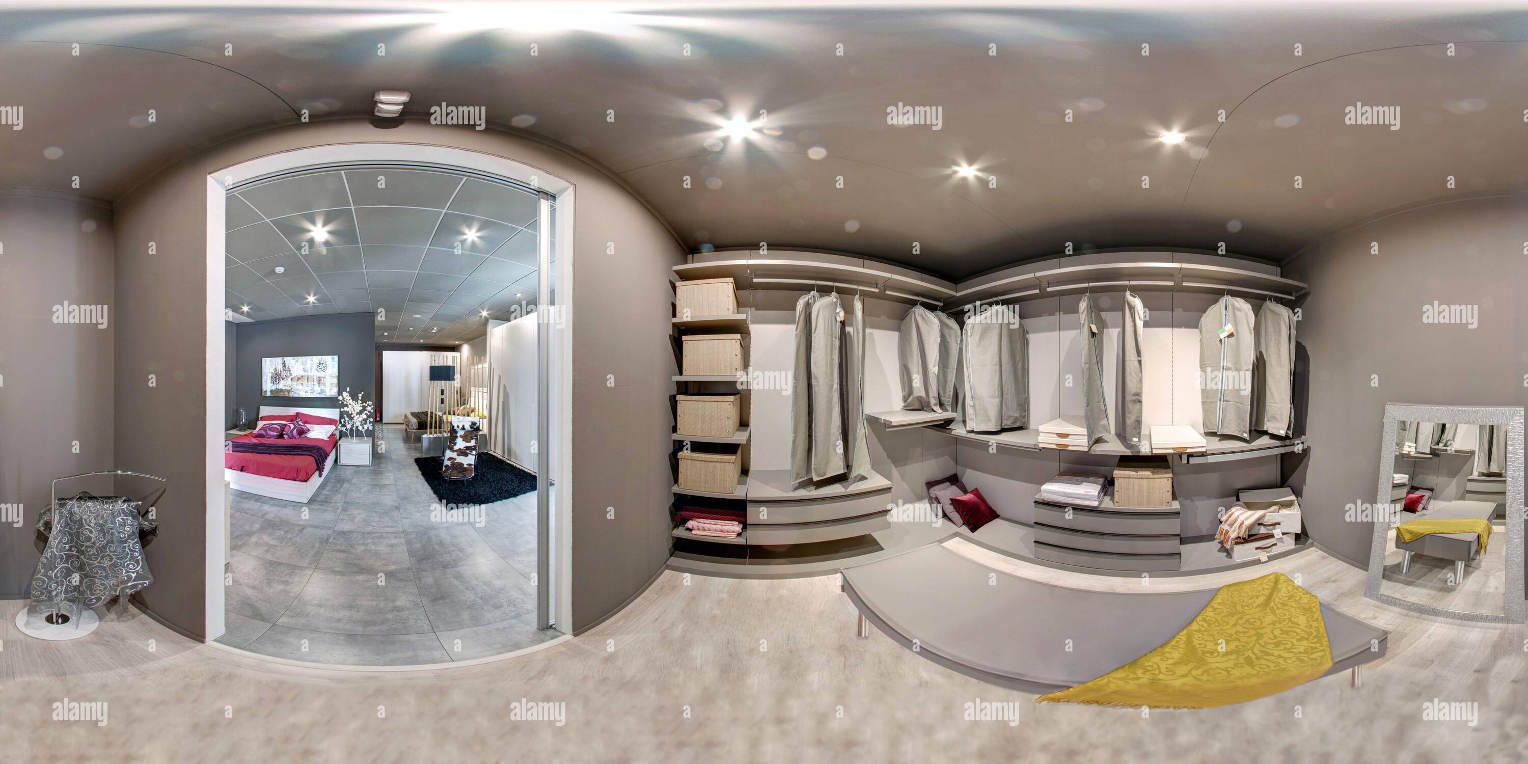 Vue panoramique à 360° de vue à 360 degrés de l'intérieur d'un dressing avec salle de bains attenante à une chambre dans une salle d'exposition de meubles dans un magasin