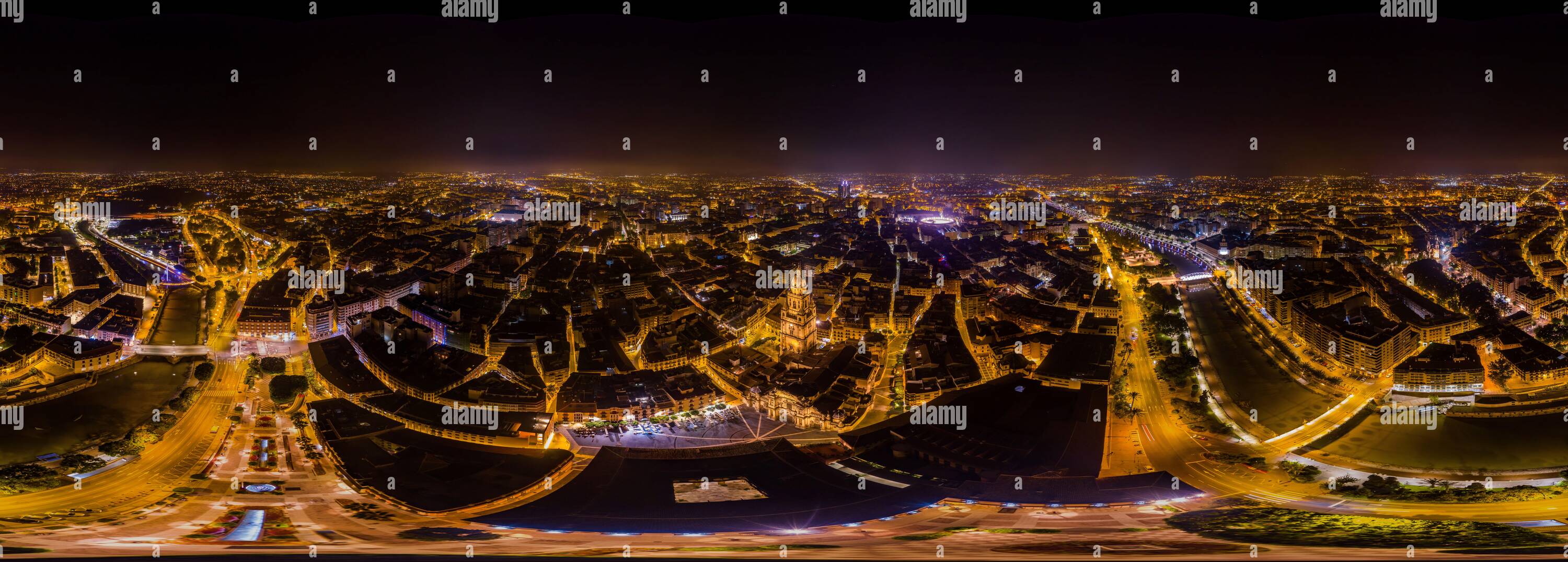 Vue panoramique à 360° de Vue aérienne panoramique à 360 degrés SANS CIEL, la nuit ville de Murcie.Espagne