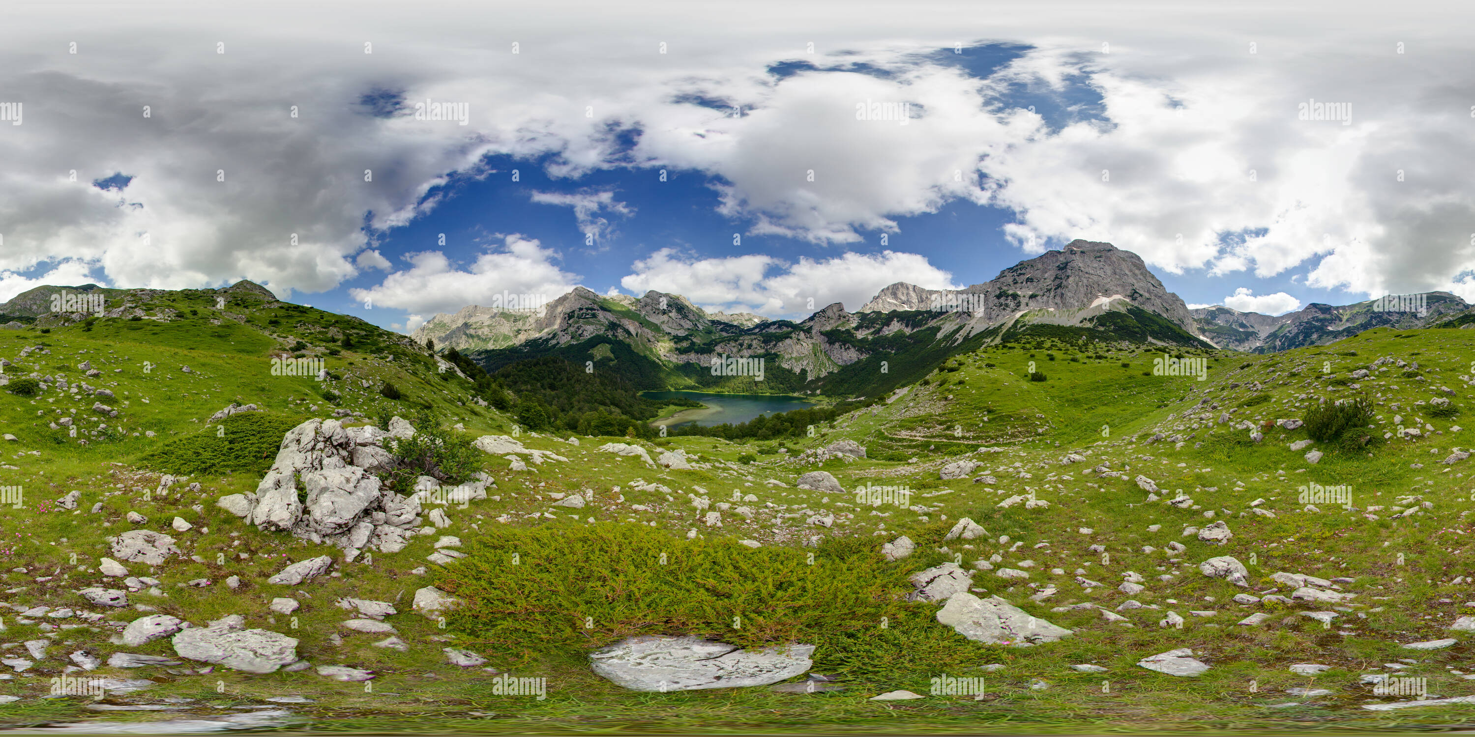 Vue panoramique à 360° de Vue sur le lac 'Trnovačko jezero'