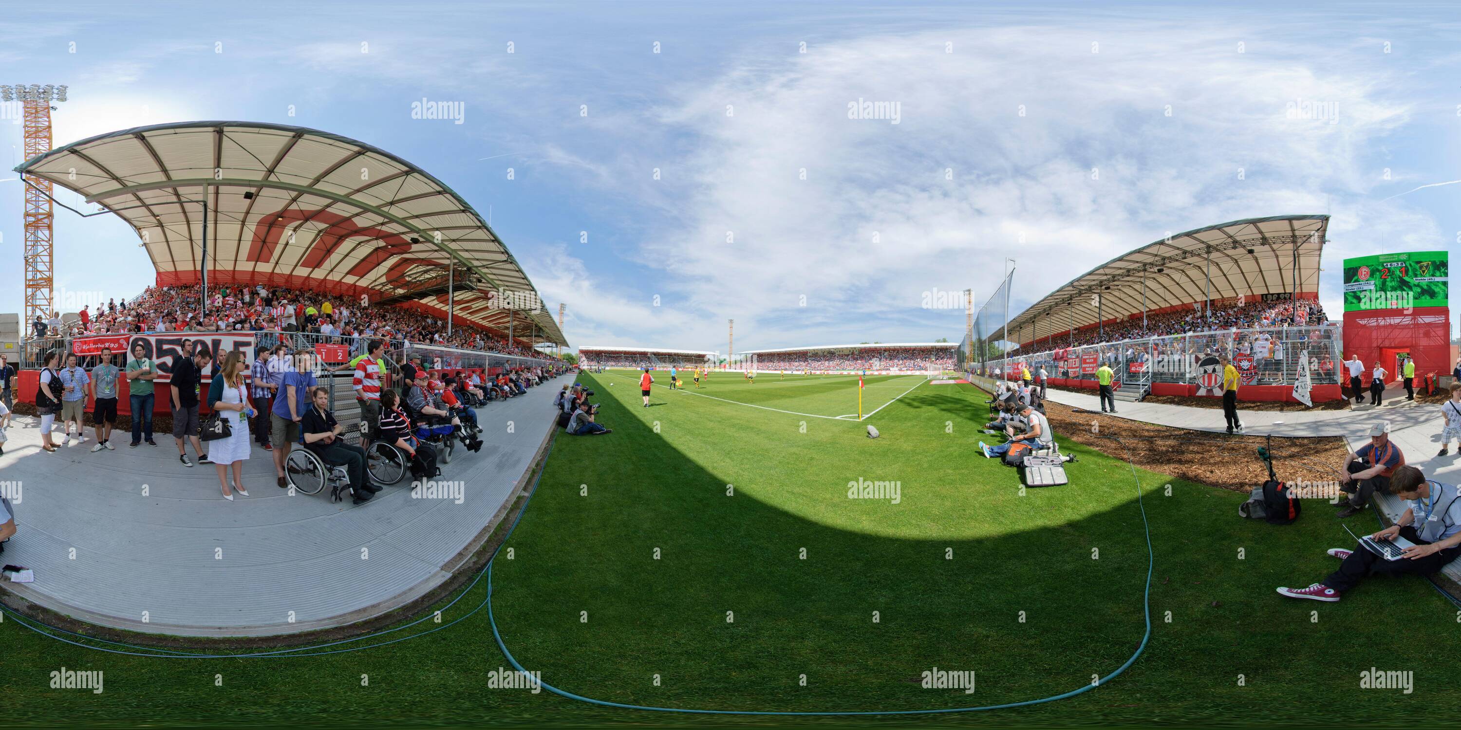 Vue panoramique à 360° de Stade de football temporaire 'Lena Arena' pour le club allemand de Bundesliga Fortuna Duesseldorf à Dusseldorf, NRW, Allemagne