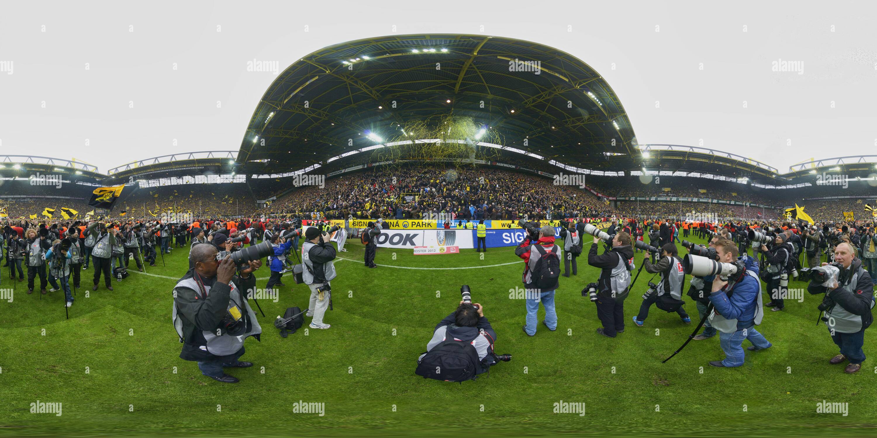 Vue panoramique à 360° de Signal Iduna Arena Dortmund Allemagne 05.05.2012, football: Team Borussia Dortmund célèbre la victoire du championnat de Bundesliga