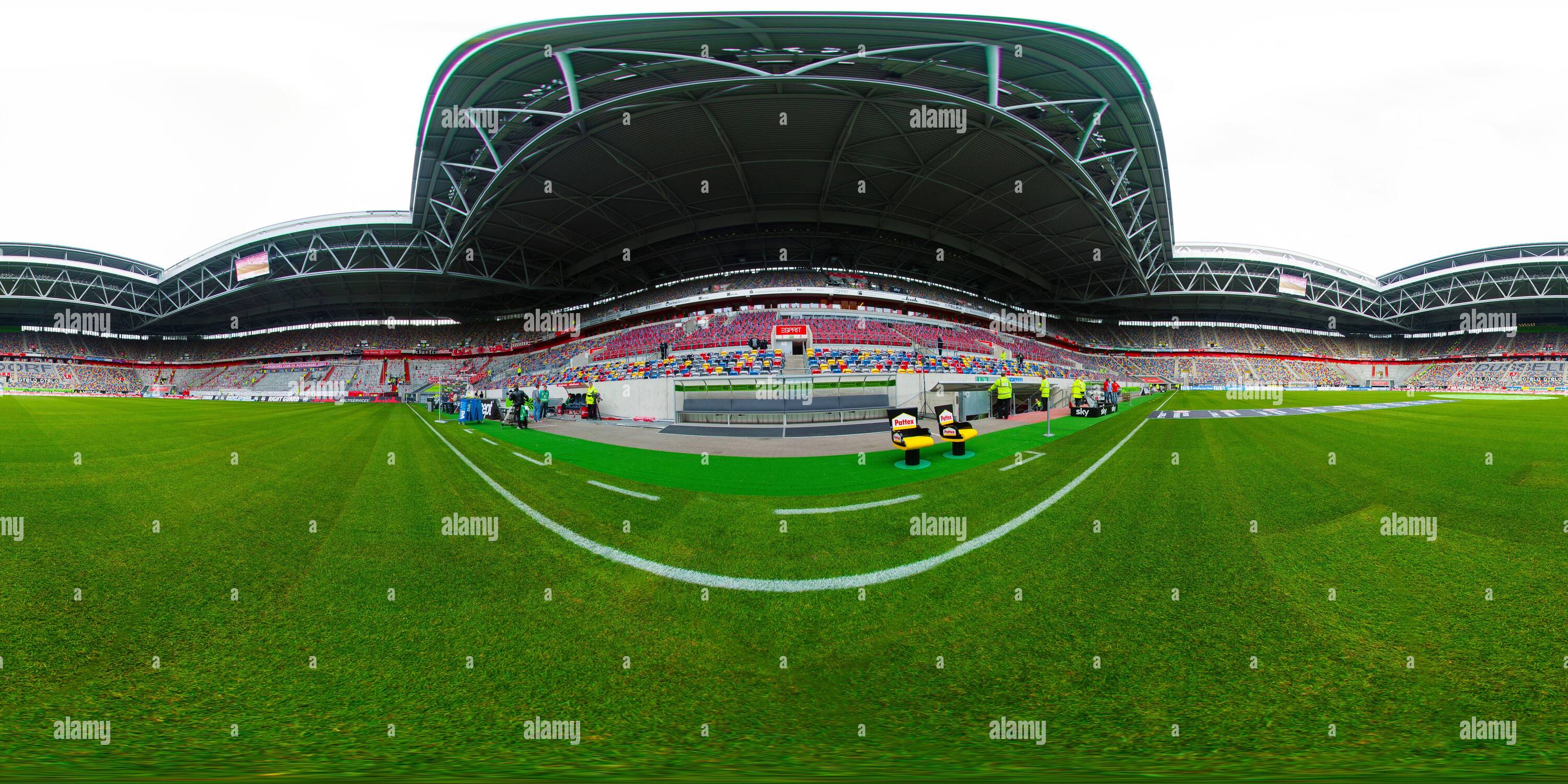 Vue panoramique à 360° de Esprit Arena -depuis 2018 Merkur-Spiel Arena - Düsseldorf, Rhénanie-du-Nord-westphalie, Allemagne. 360 degrés vue panoramique du stade vide au niveau du terrain.