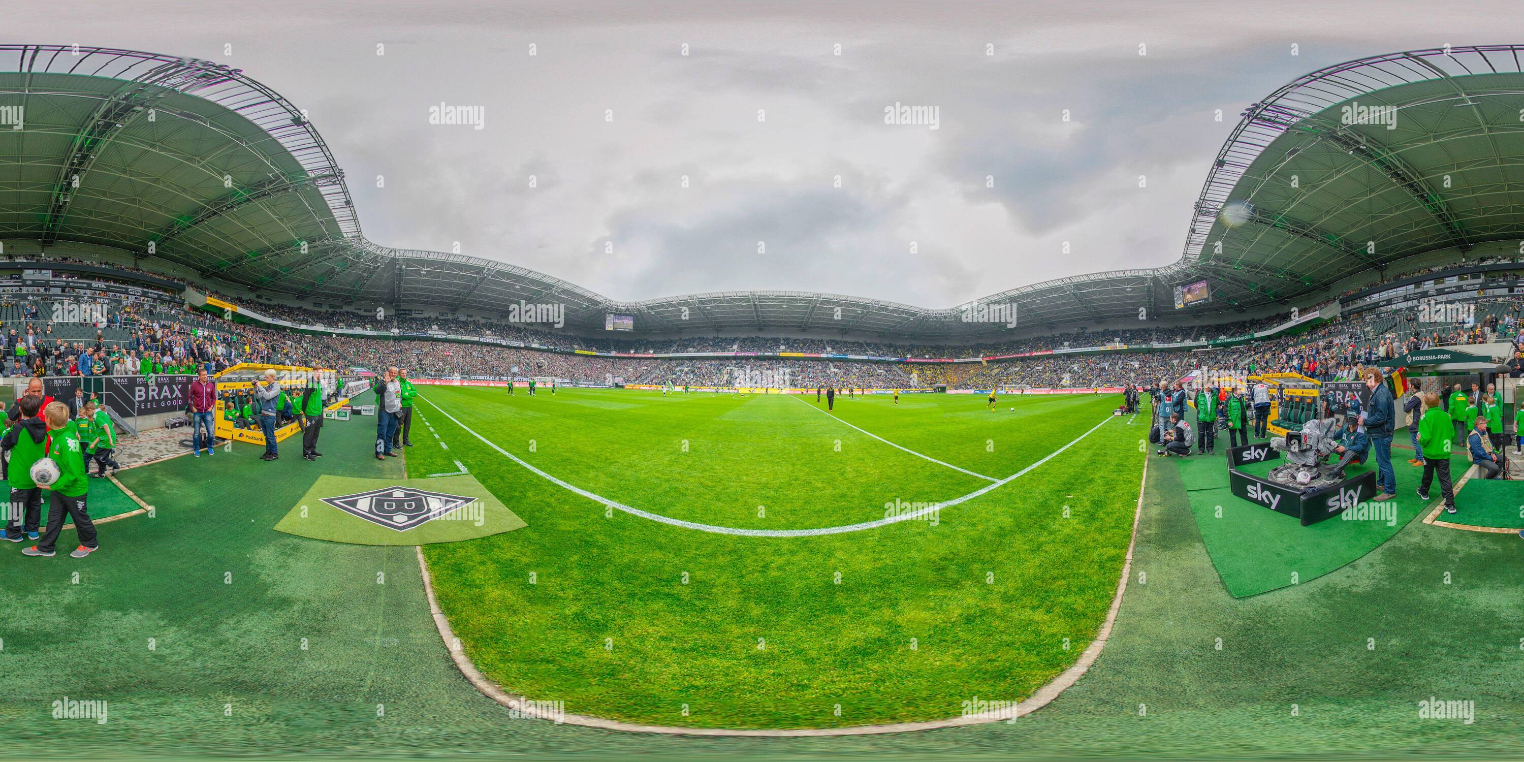 Vue panoramique à 360° de Stade du parc Borussia Moenchengladbach Allemagne, domicile du club allemand de Bundesliga Borussia Moenchengladbach avant le coup d'envoi