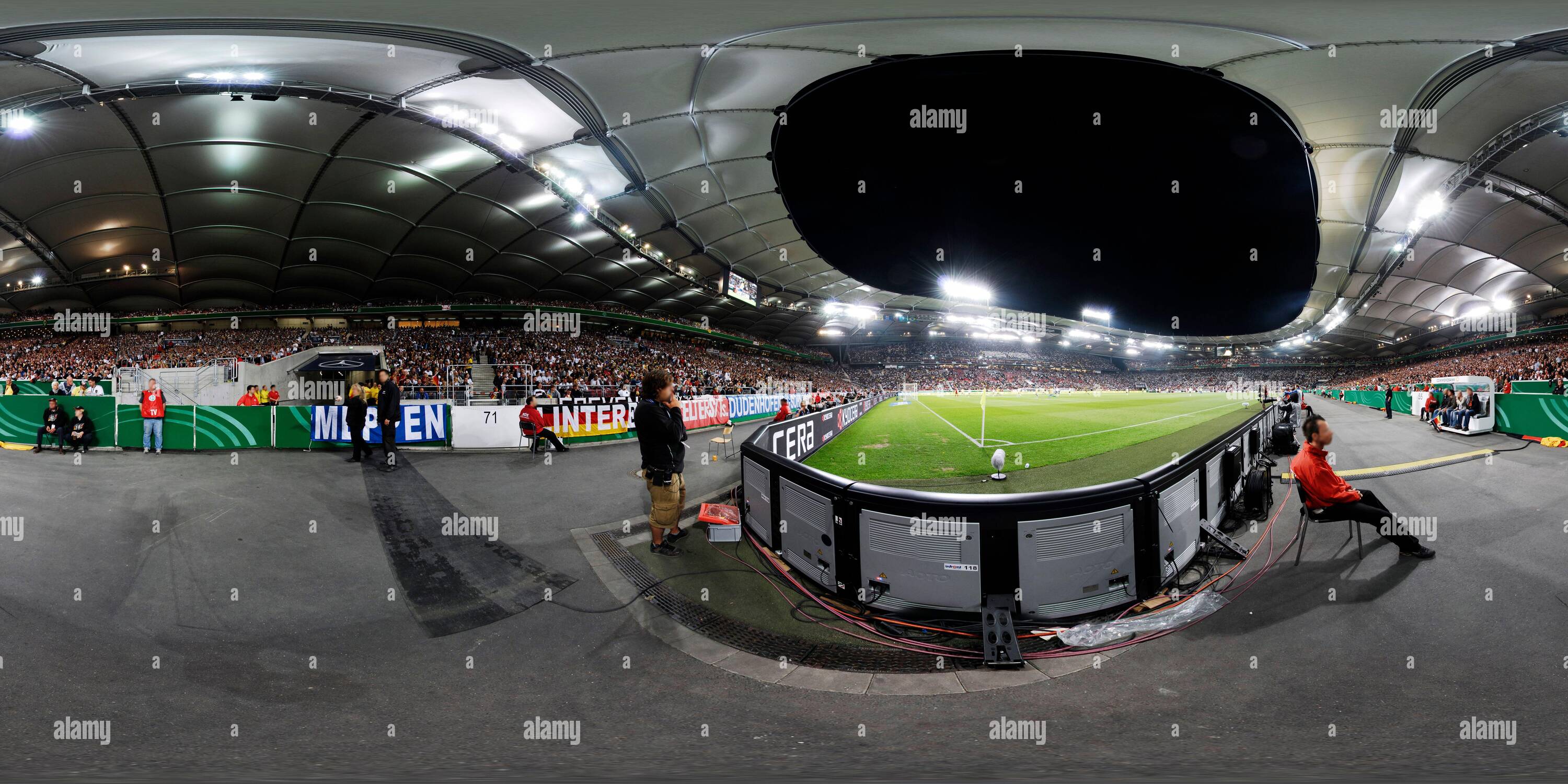 Vue panoramique à 360° de Mercedes Benz Arena, Stuttgart, bade-wurtemberg, Allemagne. Vue panoramique sur le stade rempli au niveau du terrain.