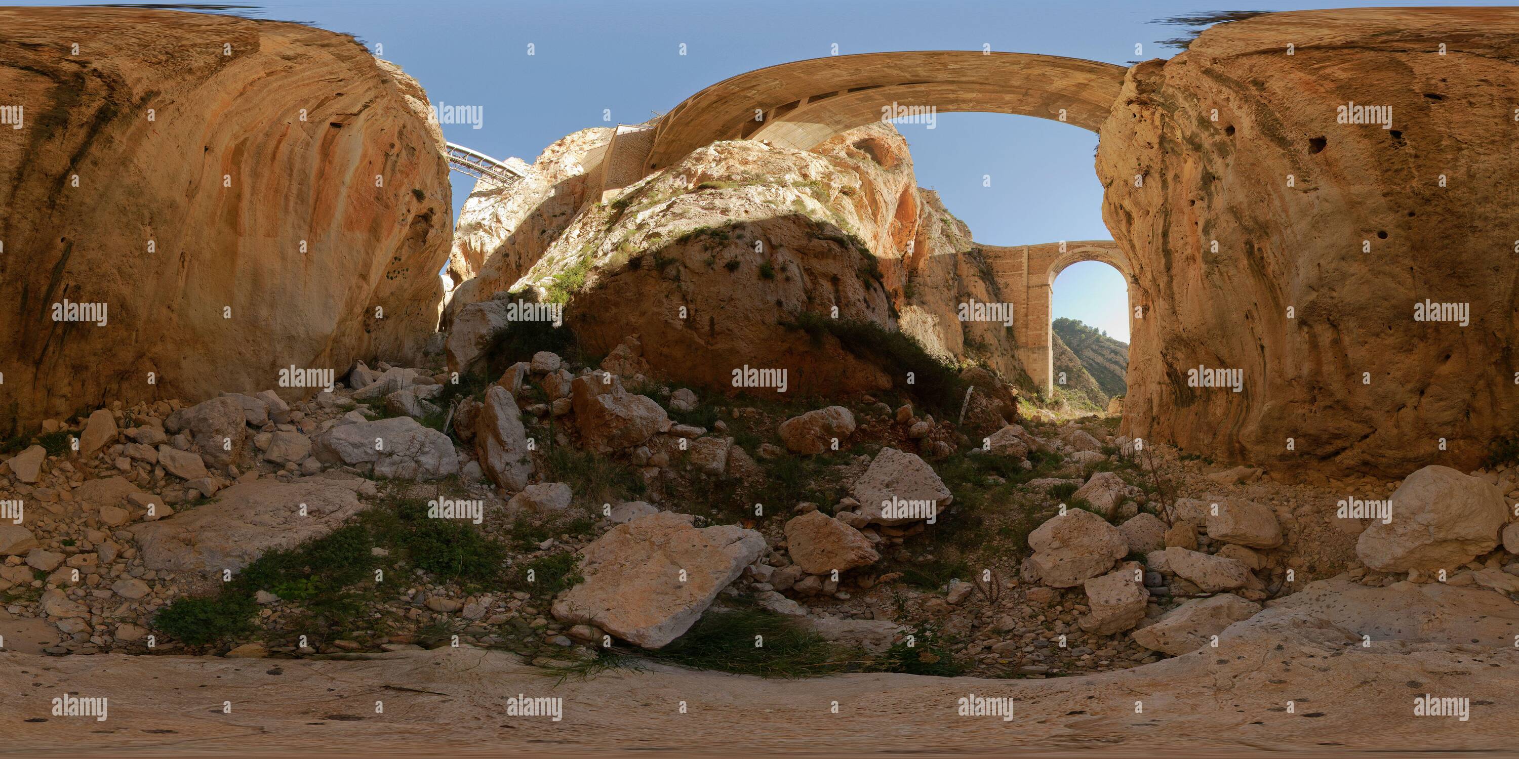 Vue panoramique à 360° de Trois ponts traversent le canyon de Mascarat entre Calp et Altea, province d'Alicante, Communidad Valenciana, Espagne