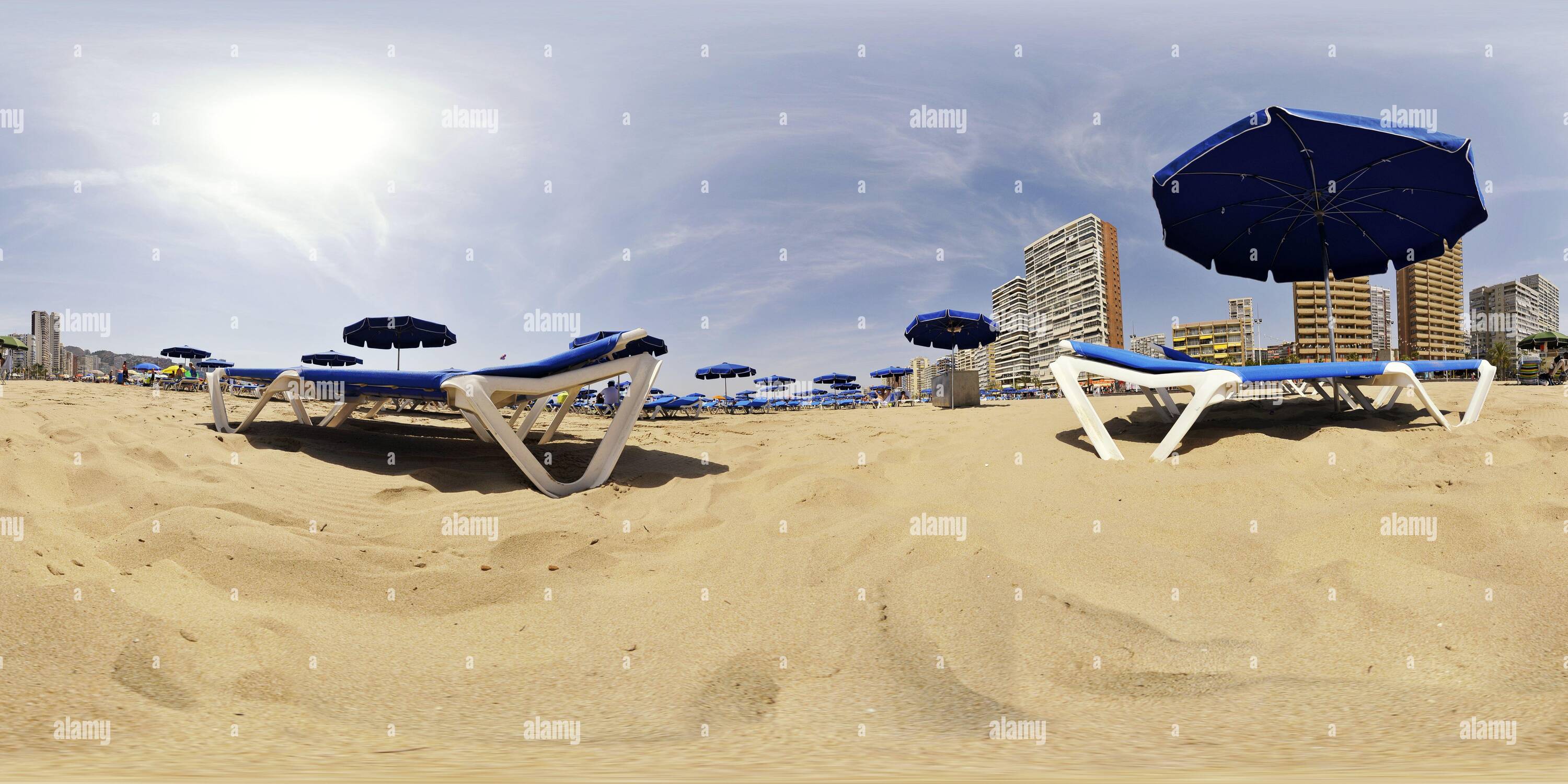 Vue panoramique à 360° de Des chaises longues et des parasols sont vides dans les plages de sable chaud de Playa Levante à Benidorm, province d'Alicante, Espagne