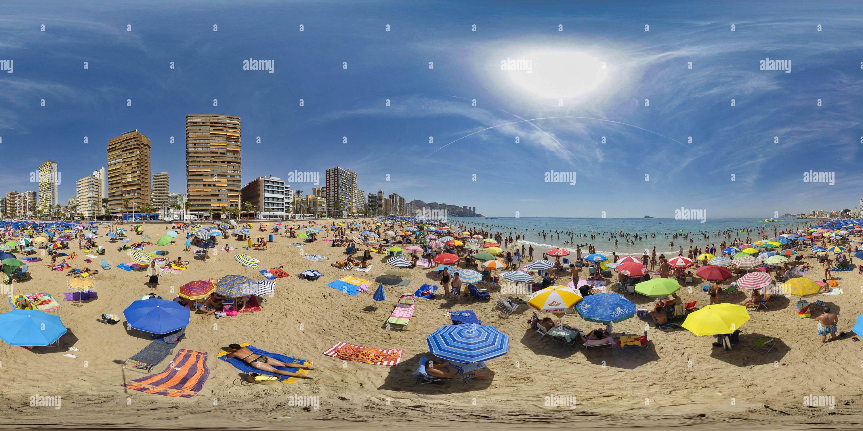 Vue panoramique à 360° de Plages dans le sable de la plage de playa levante par une chaude journée d'été, Benidorm, province d'Alicante, Communidad Valenciana, Espagne