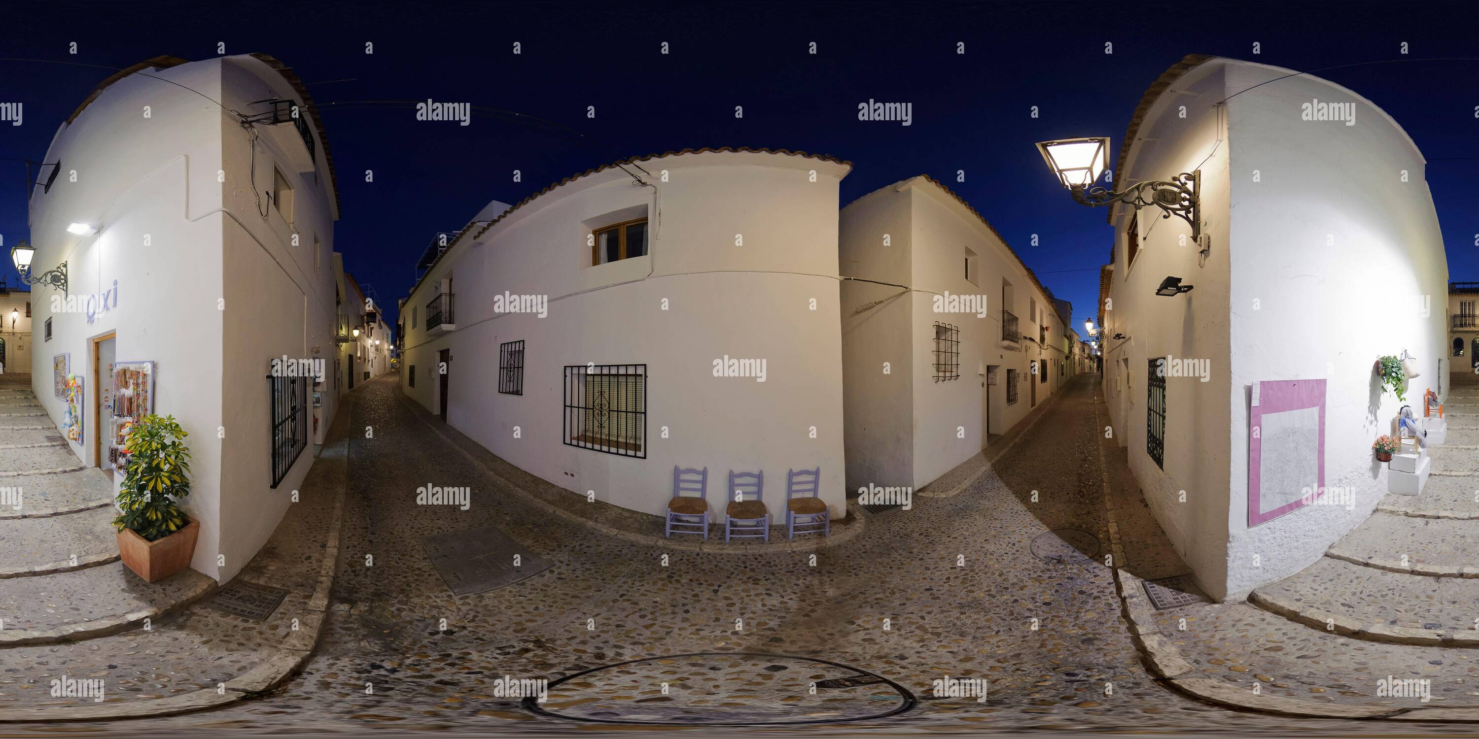 Vue panoramique à 360° de Calle San Miguel de nuit, Altea, province d'Alicante, Communidad Valenciana, Espagne