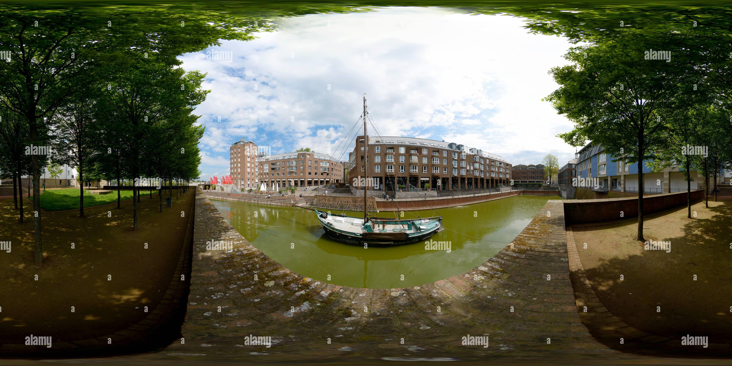 Vue panoramique à 360° de Vieux navire dans le vieux port dans la vieille ville de Düsseldorf, NRW, Allemagne