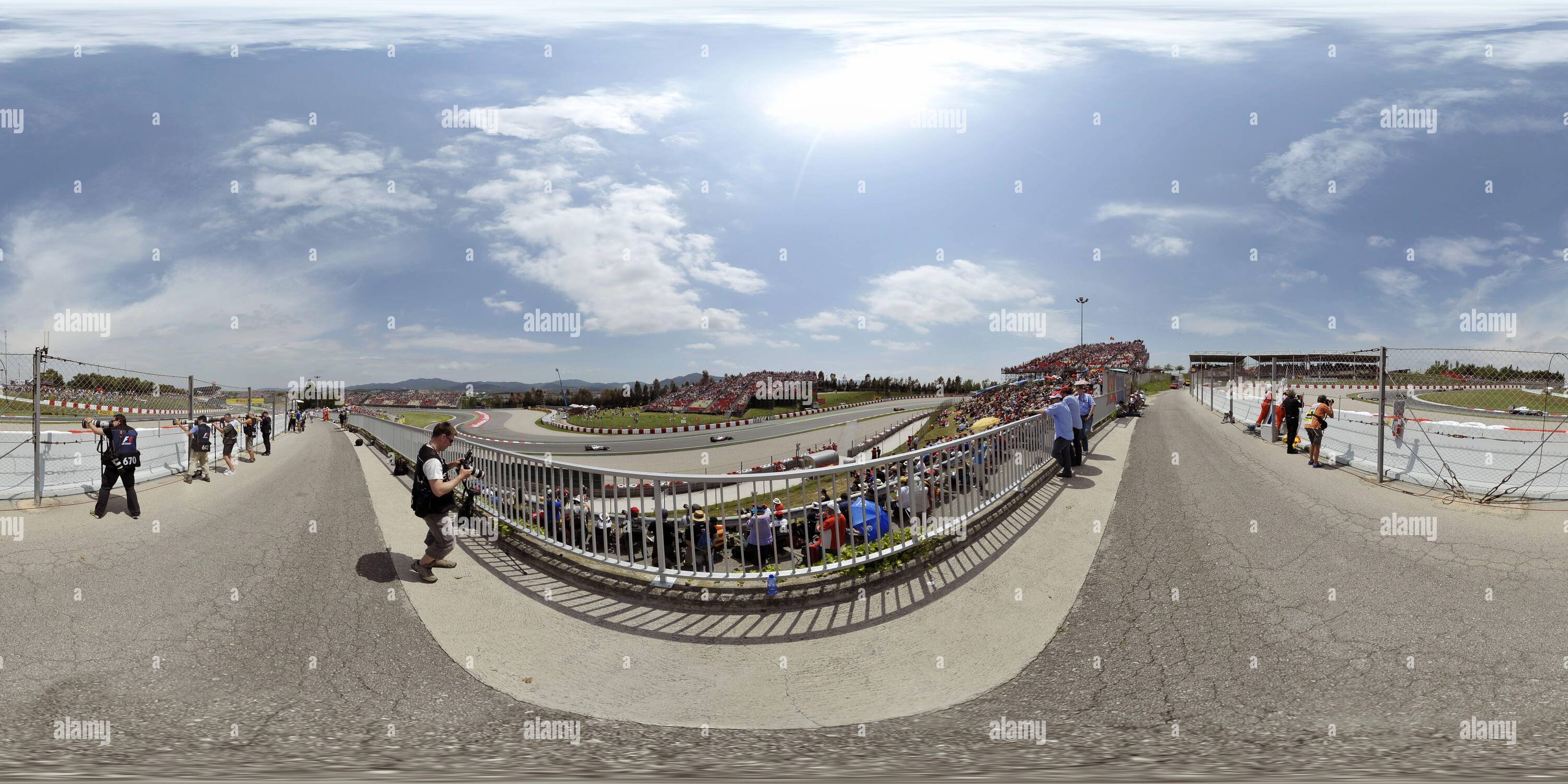 Vue panoramique à 360° de Photographes et spectateurs assistent à la course de Formule 1 du Grand Prix d'Espagne sur le circuit de Catalunya, Montmelo, Espagne