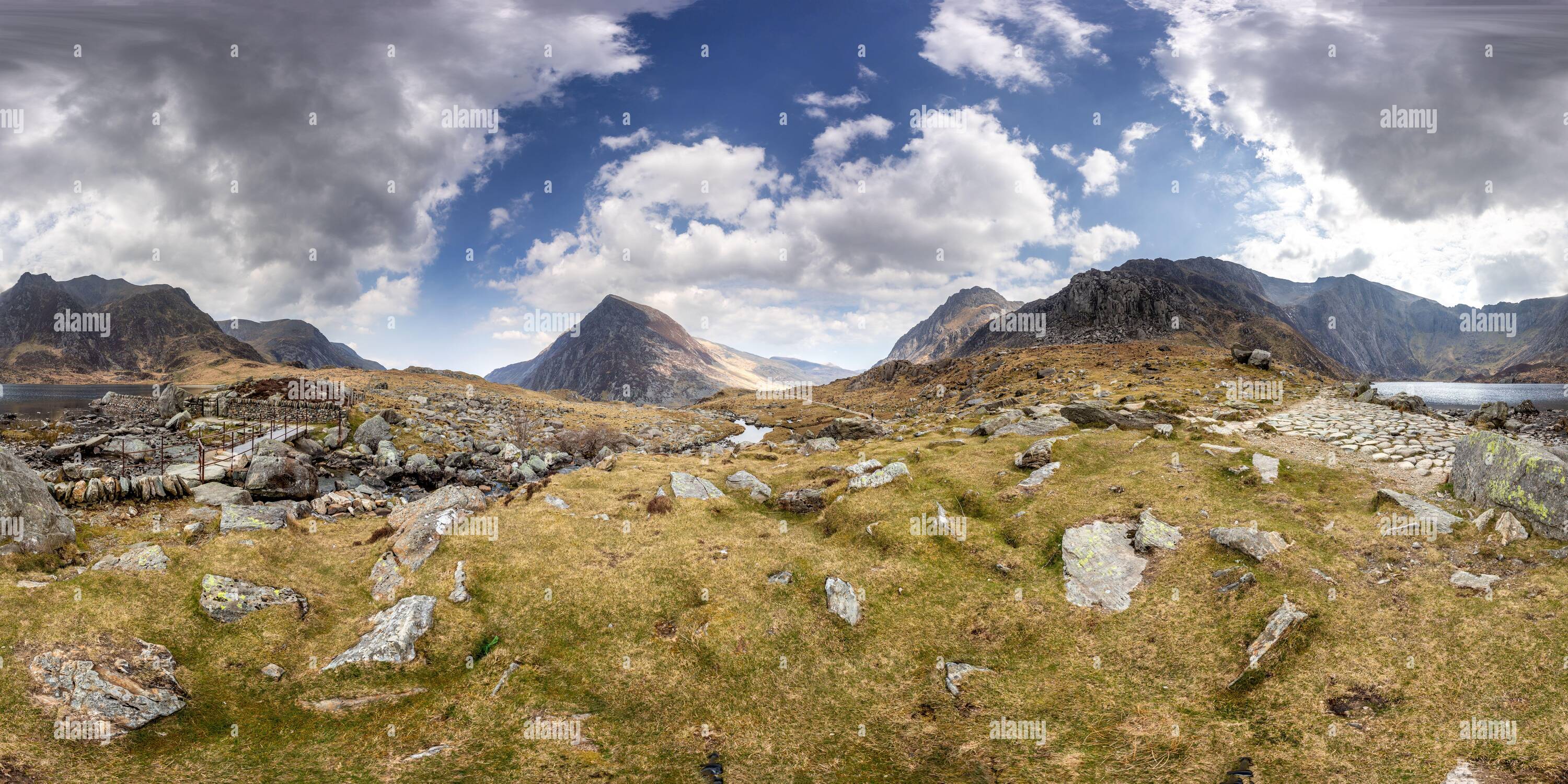 Vue panoramique à 360° de 360 panorama sphérique des montagnes et des lacs dans le parc national de Snowdonia, au nord du pays de Galles, en été