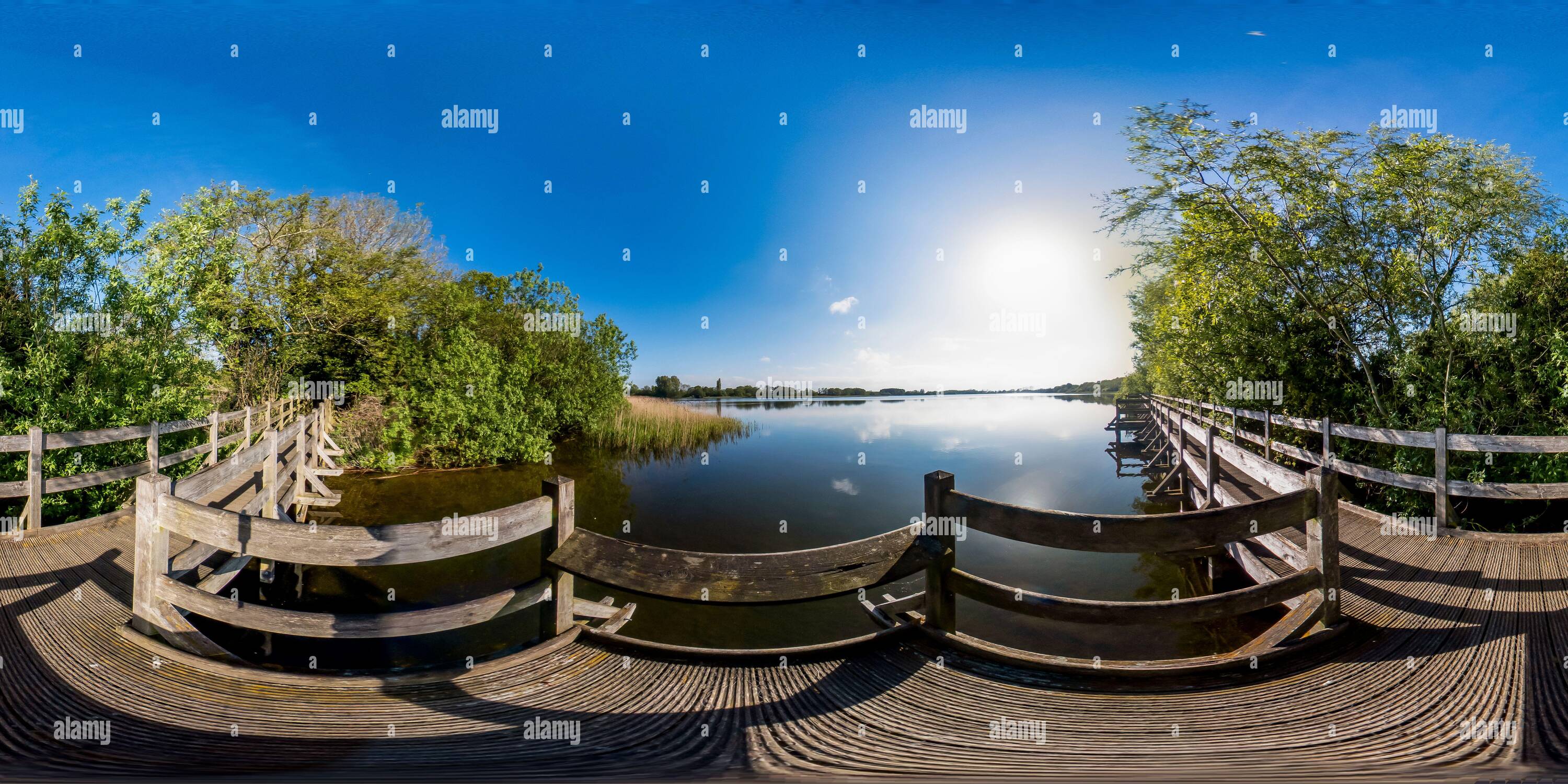 Vue panoramique à 360° de Panorama à 360 degrés sans couture et sphérique de Filby Broad, une partie des Trinity Broads, dans le parc national de Norfolk Broads. Cette image wa