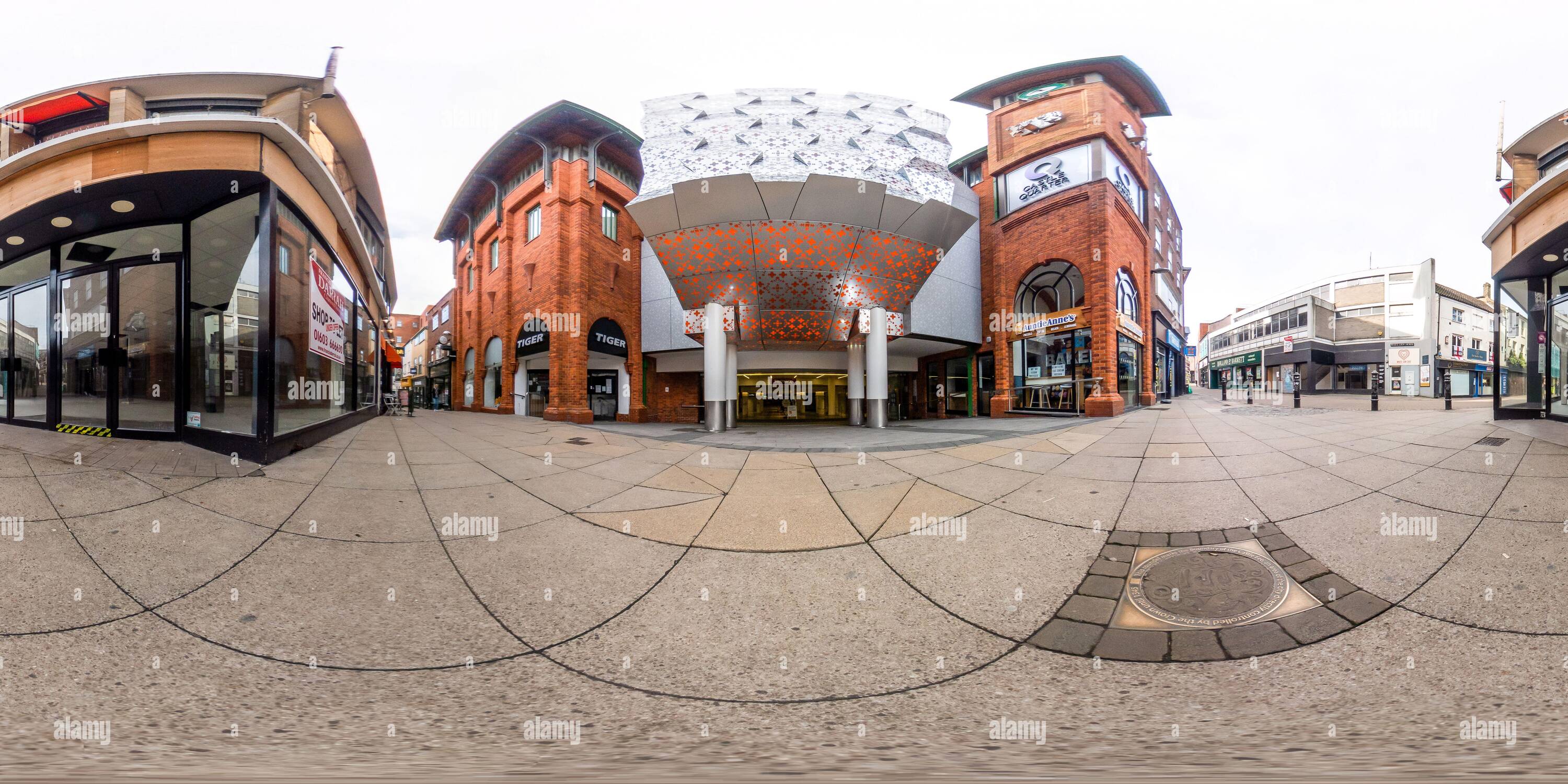 Vue panoramique à 360° de Norwich, Norfolk, Royaume-Uni – juillet 04 2021. Panorama sphérique sans couture à 360 degrés vue angulaire de l'entrée du quartier du château anciennement connu sous le nom de château