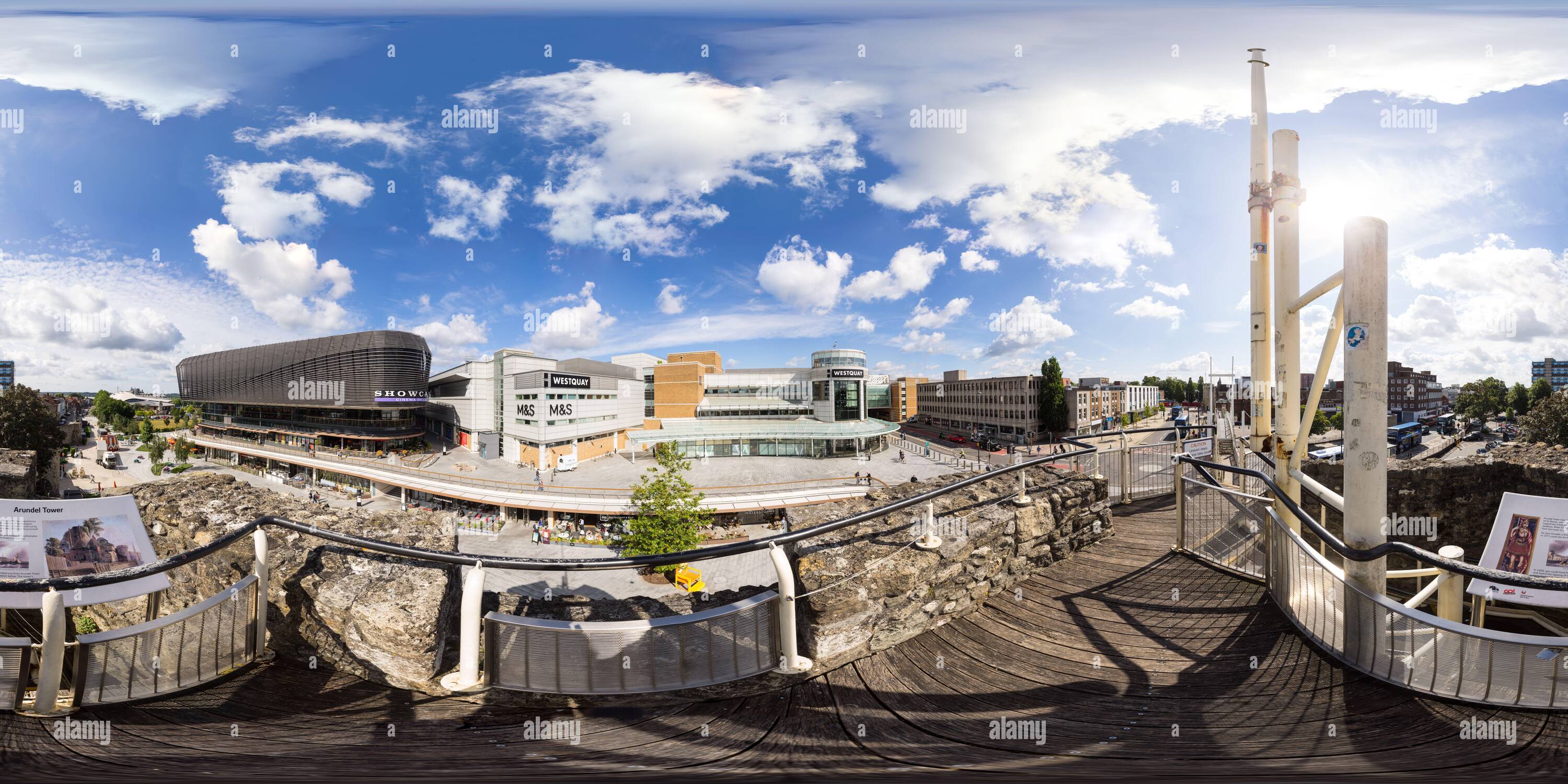 Vue panoramique à 360° de Le Showcase Cinema et le centre commercial West Quay, vus de la Tour Arundel, font partie du mur historique de la ville de Southampton.