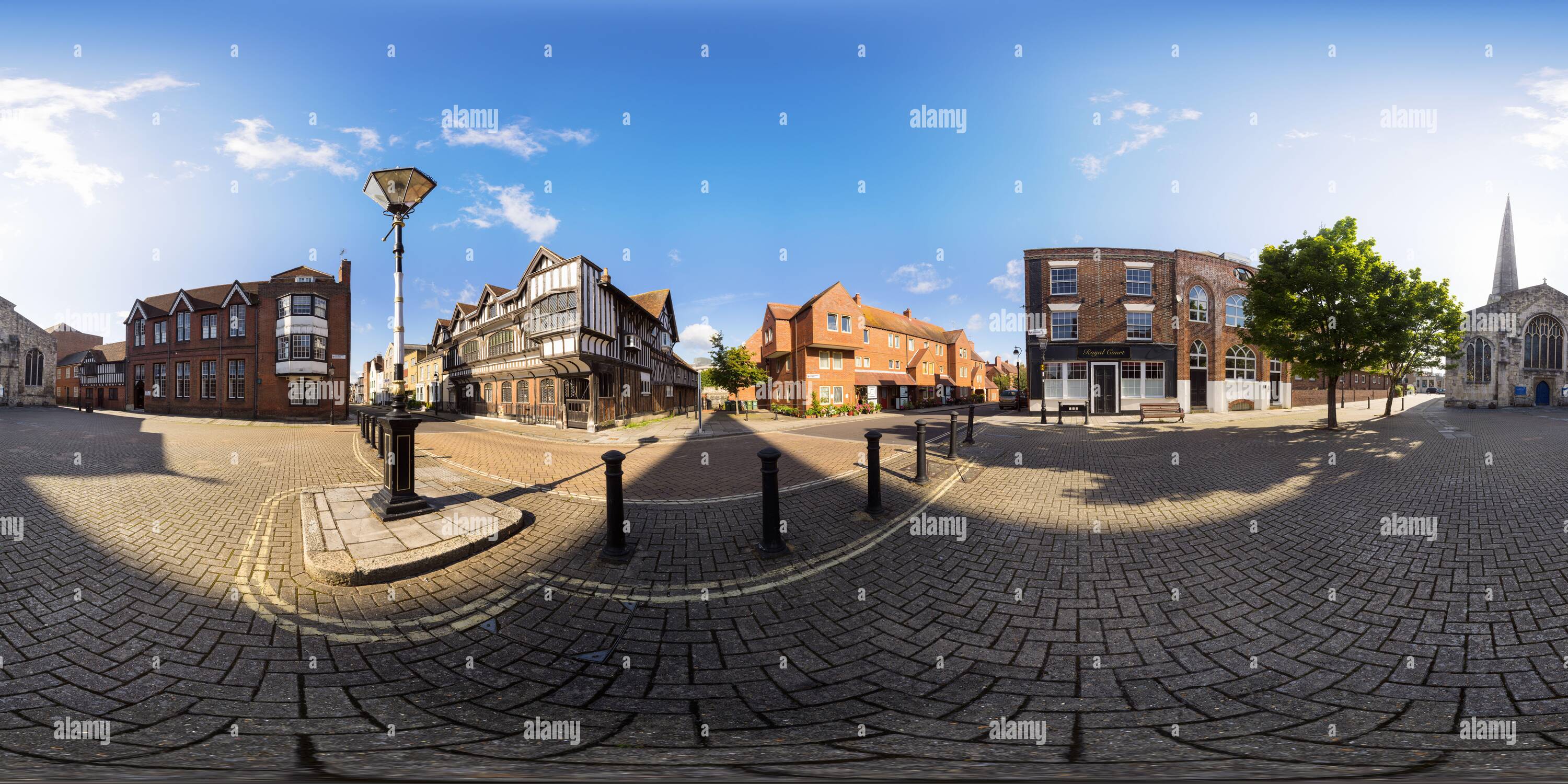 Vue panoramique à 360° de Le musée de la Maison Tudor et l'église historique de Saint-Michel sur la place Saint-Michel, à côté de Bugle Street, dans la vieille ville médiévale de Southampton.