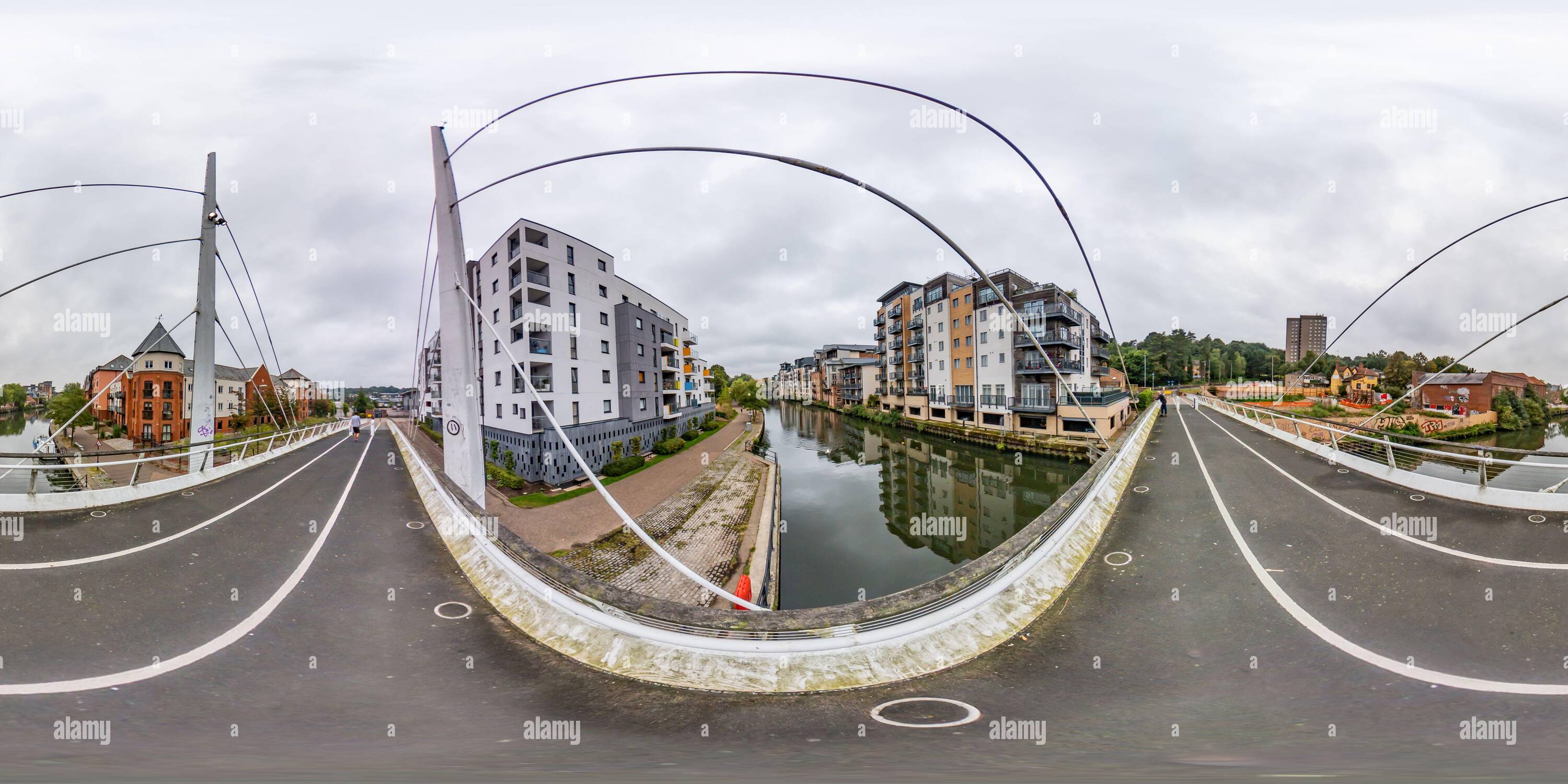 Vue panoramique à 360° de Norwich, Norfolk – septembre 11 2021. La rivière Wensum, les quais et les appartements coûteux et le complexe Riverside capturé du pont Novi Sad