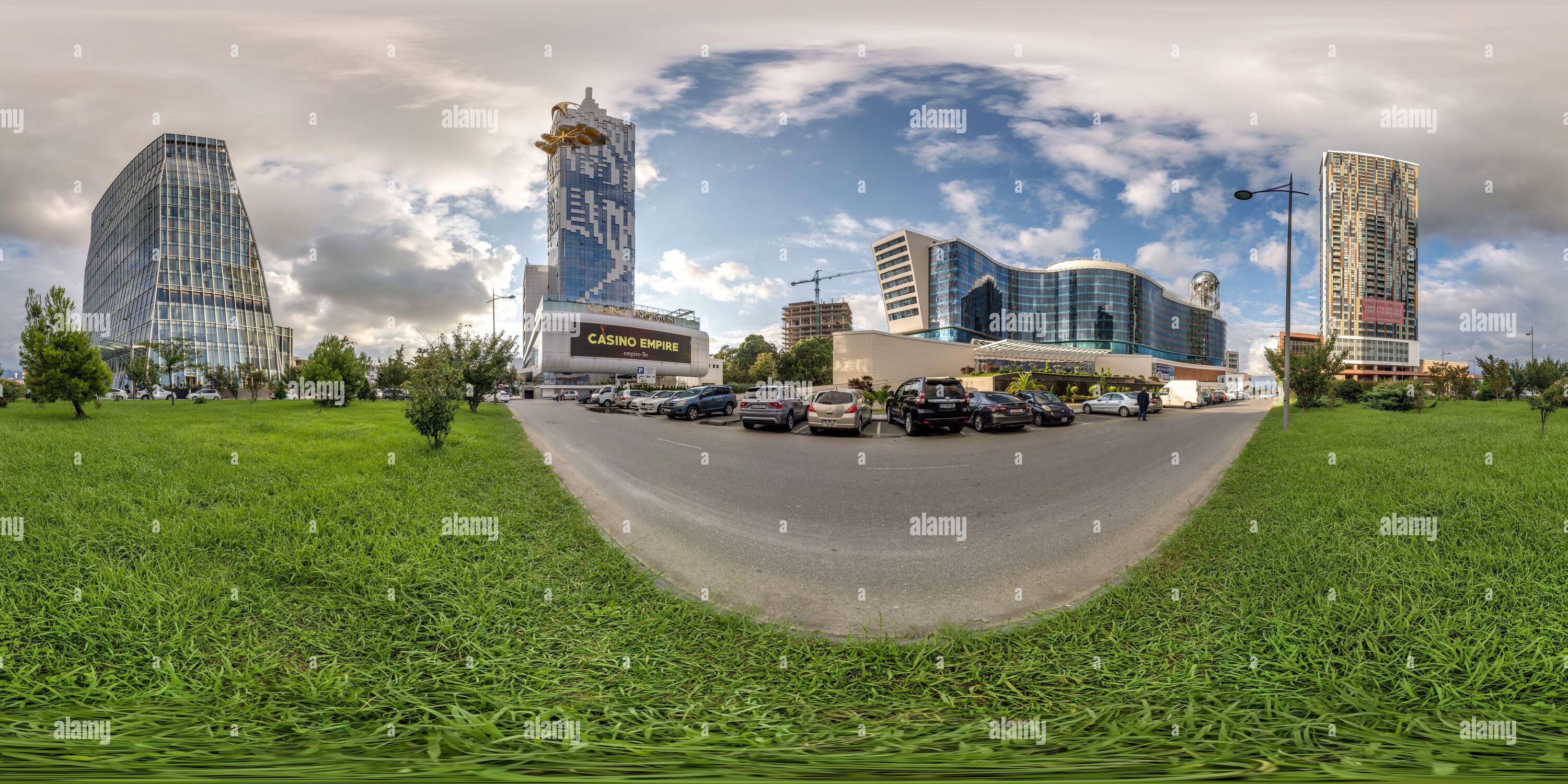 Vue panoramique à 360° de BATUMI, GÉORGIE - SEPTEMBRE 2021 : panorama sphérique à 360 degrés sans couture zone de vue d'angle près des gratte-ciels modernes et des immeubles de bureaux à équirec