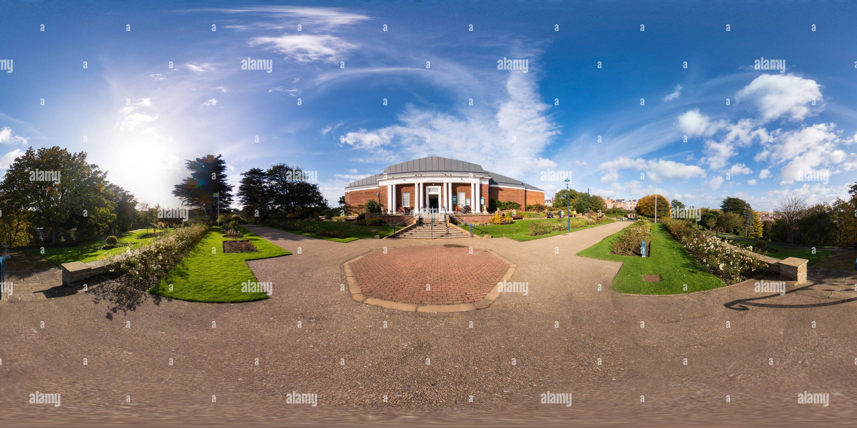 Vue panoramique à 360° de 360 Panorama sphérique de la galerie d'art Pannet et du musée Whitby situé dans le parc Pannet, dans la ville balnéaire de Whitby, octobre 2021