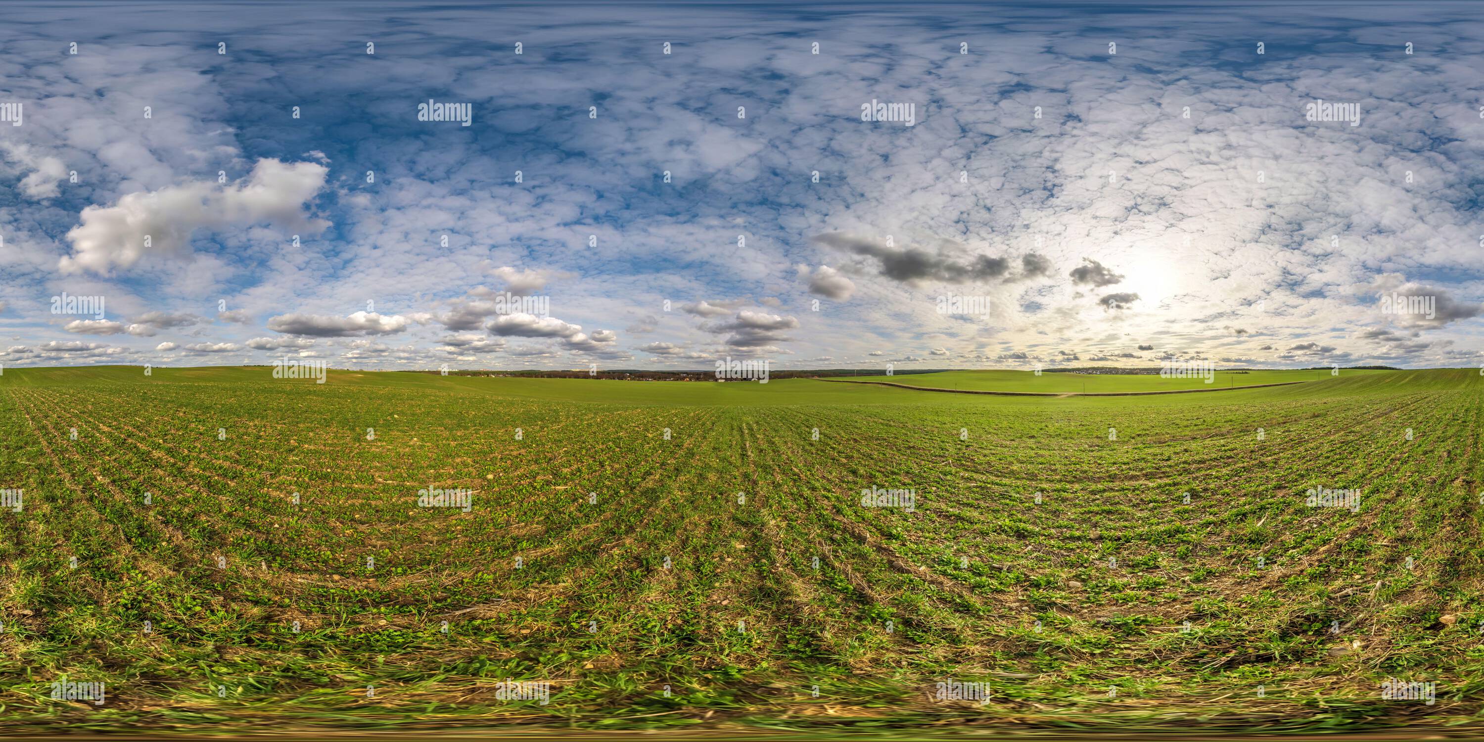 Vue panoramique à 360° de Panorama hdri du soir 360 vue parmi les champs d'élevage avec nuages de coucher de soleil en projection sphérique équirectangulaire, prêt pour VR AR réalité virtuelle conten