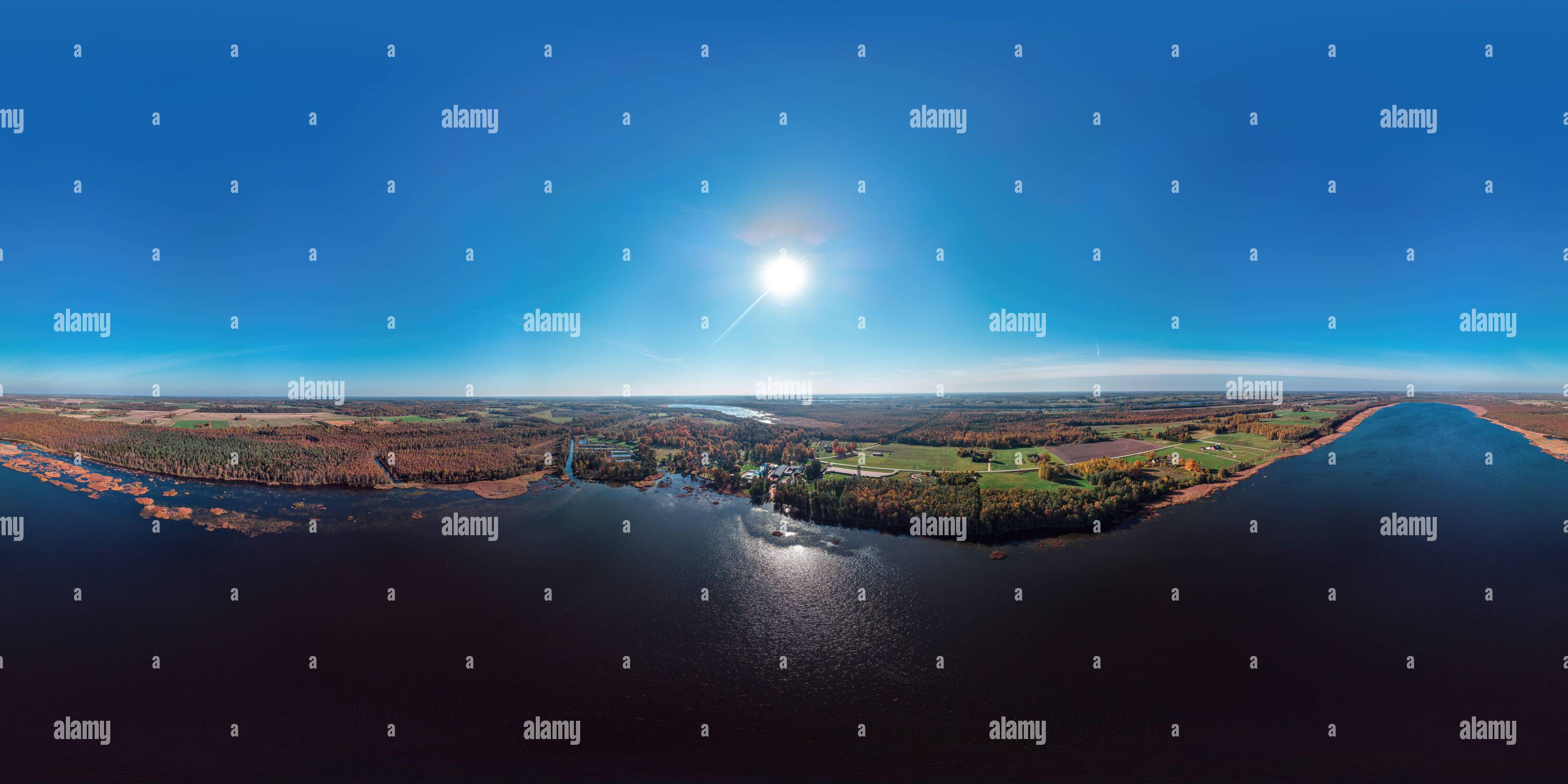 Vue panoramique à 360° de Lac bleu et soleil sur un lac en automne estonien vu d'un drone