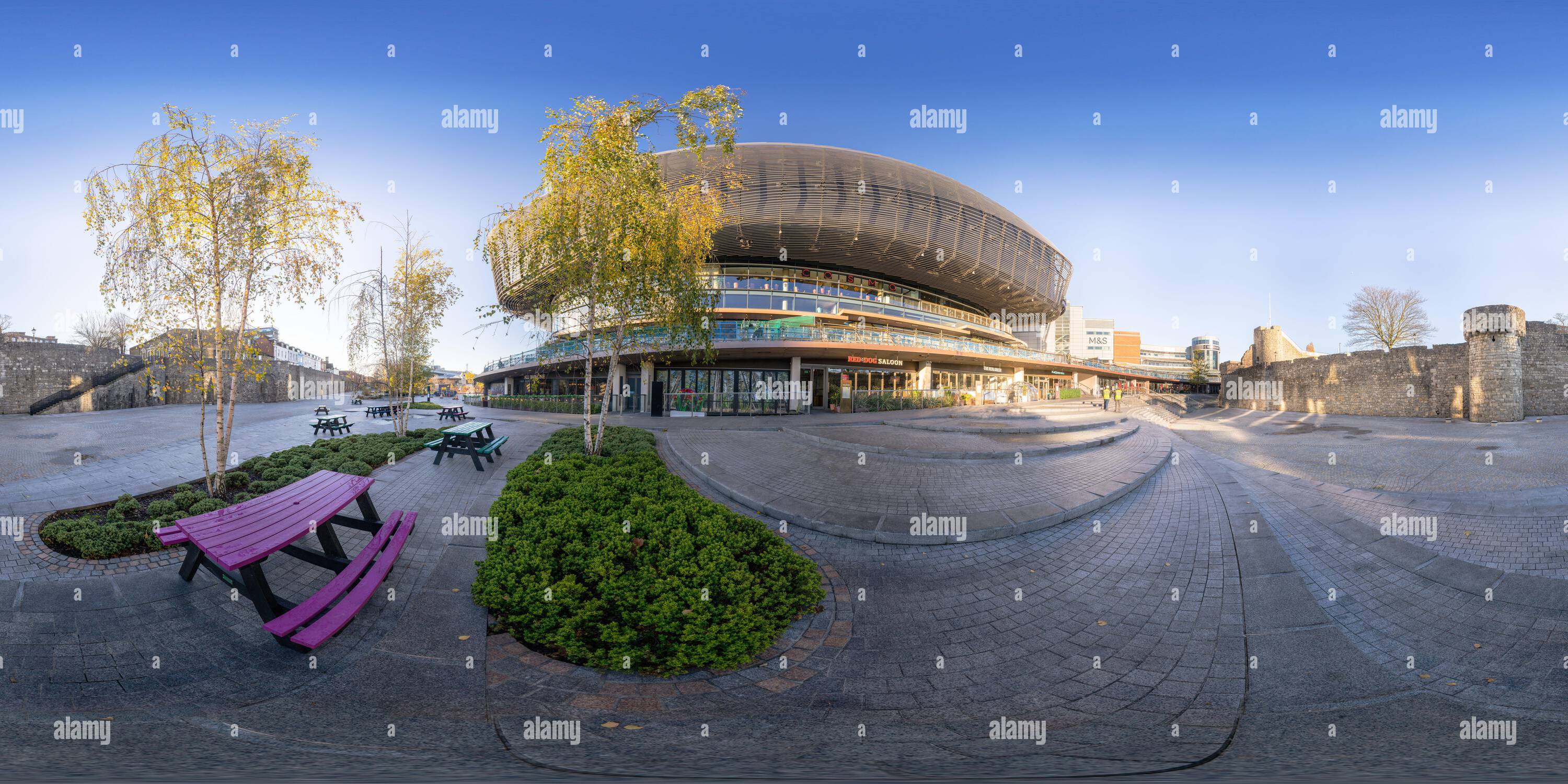 Vue panoramique à 360° de La muraille historique de Southampton, le cinéma Showcase et le centre commercial West Quay sont vus de Western Esplanade