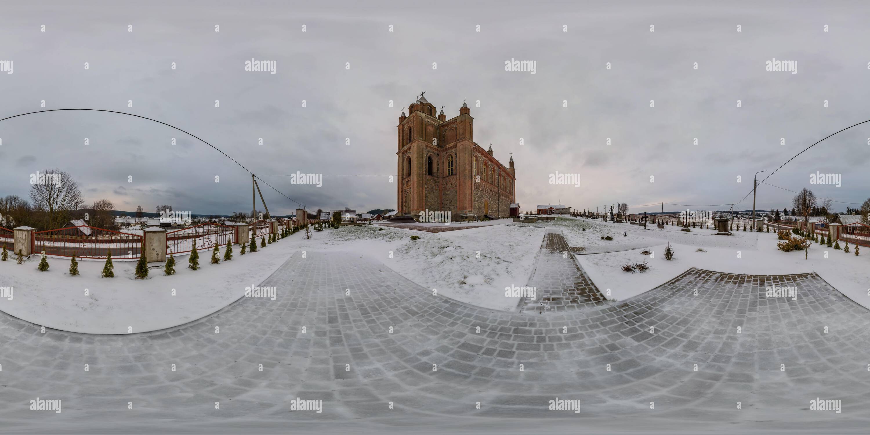 Vue panoramique à 360° de conte de fées d'hiver panoramique sphérique sans couture 360 degrés vue d'angle dans le village près de l'église catholique en briques rouges en projection équirectangulaire,