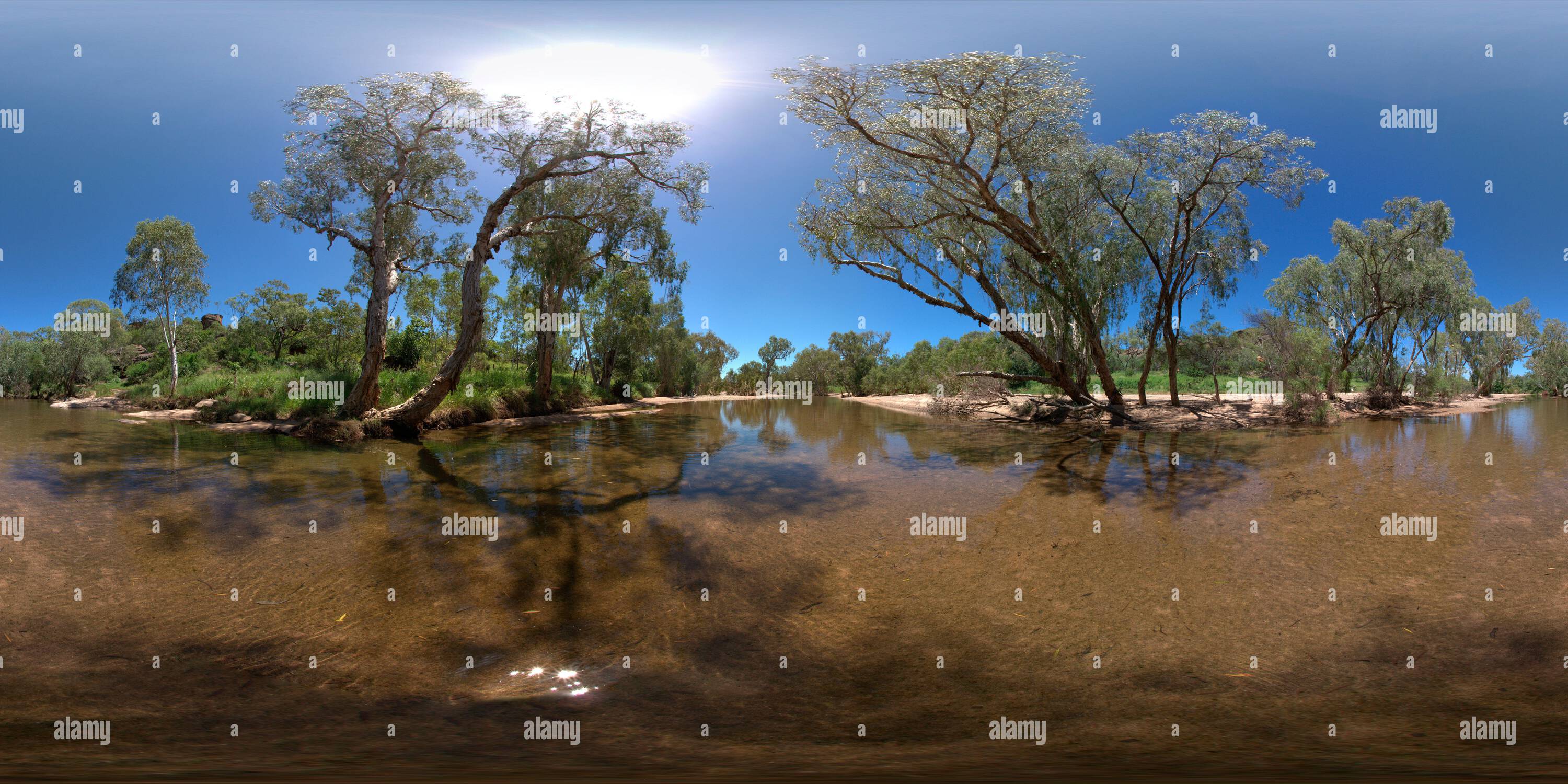 Vue panoramique à 360° de Vue panoramique d'Agate Creek qui rejoint la rivière Roberston près de Forsayth Queensland Australie