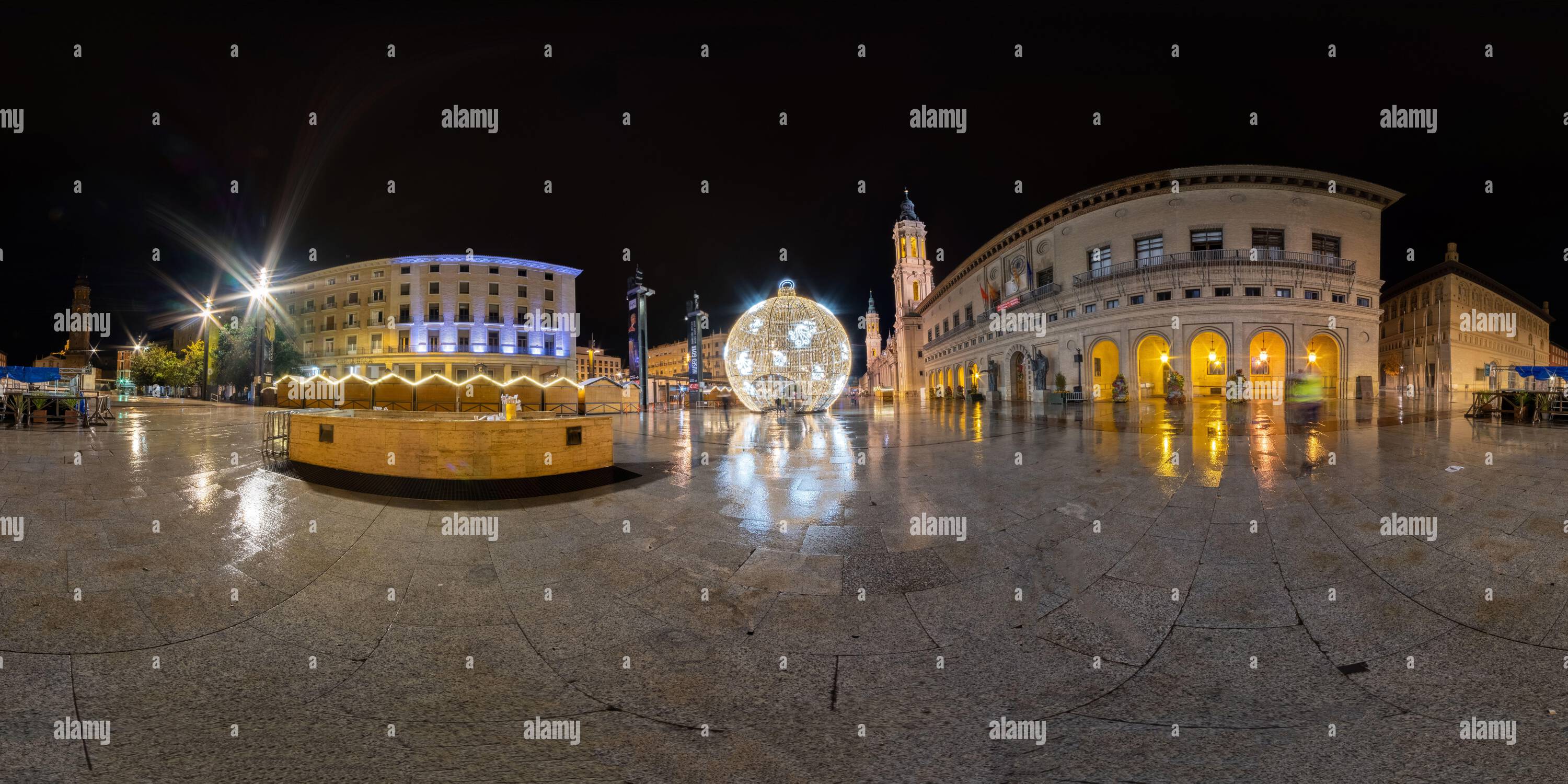 Vue panoramique à 360° de Vue panoramique à 360 degrés de PLZ del Pilar lors d'une nuit de Noël,