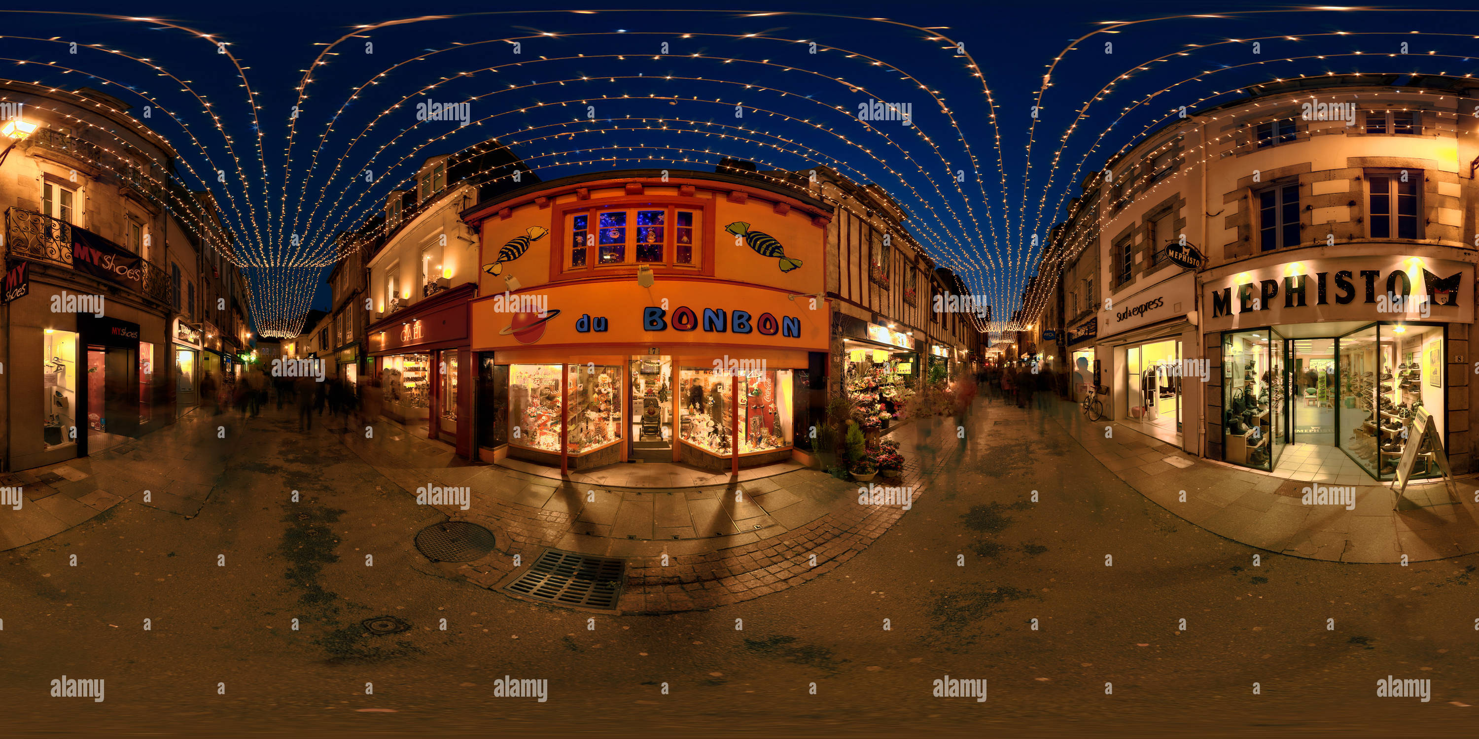 Vue panoramique à 360° de Lumière rue du chapeau Rouge Quimper Finistère France 9354