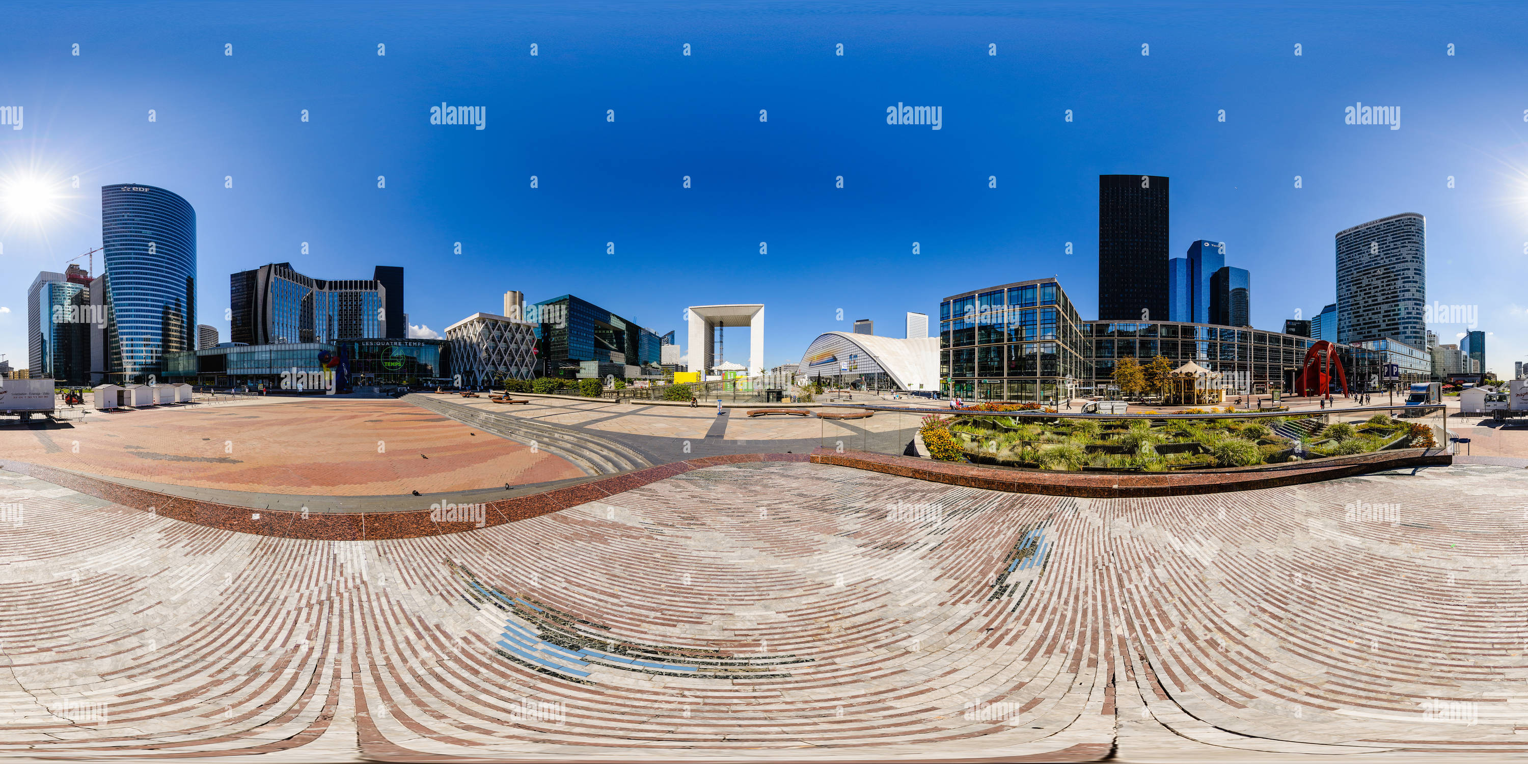 Vue panoramique à 360° de Paris - l'Esplanade du général de Gaulle sur la place de la Défense