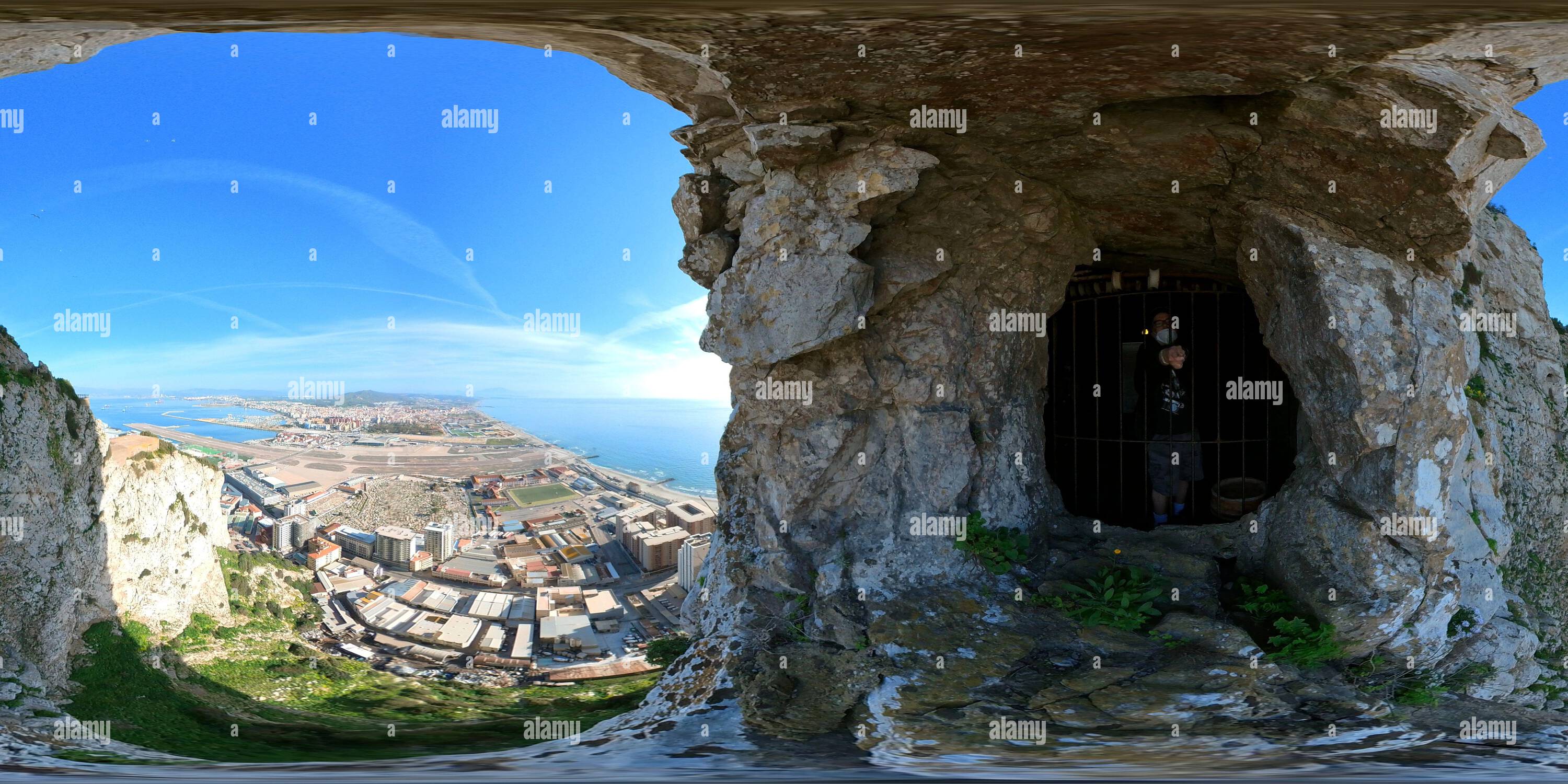 Vue panoramique à 360° de Rocher de Gibraltar. Un appareil photo de 360 a mis un bâton de selfie et poussé à travers les barres pour obtenir une vue partielle de la ville