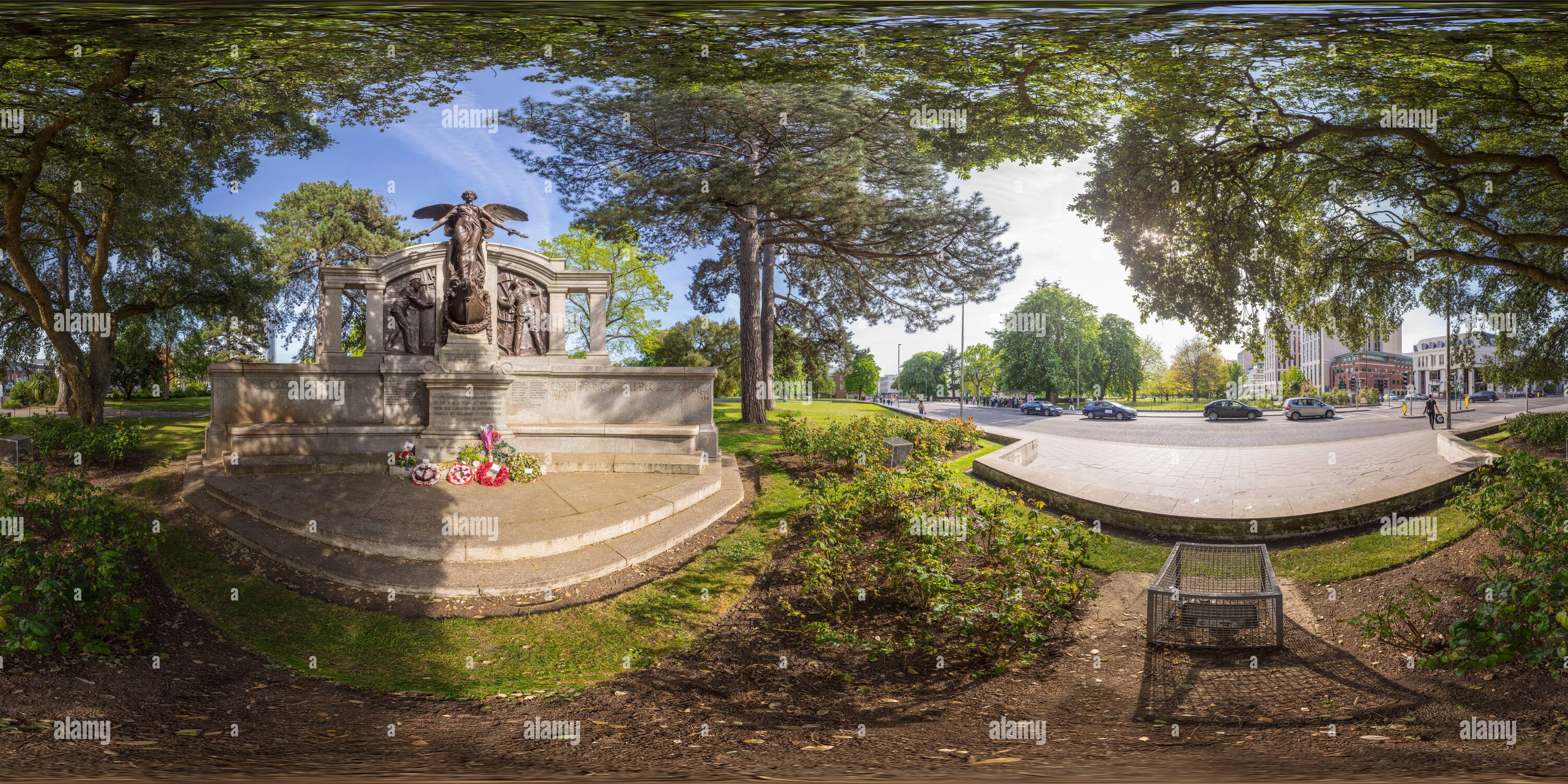 Vue panoramique à 360° de Le monument commémoratif du Titanic en bronze et en granit à East Park (ou Andrews Park), Southampton, Royaume-Uni, pour les ingénieurs perdus lorsque RMS Titanic a coulé le 15 avril 1912