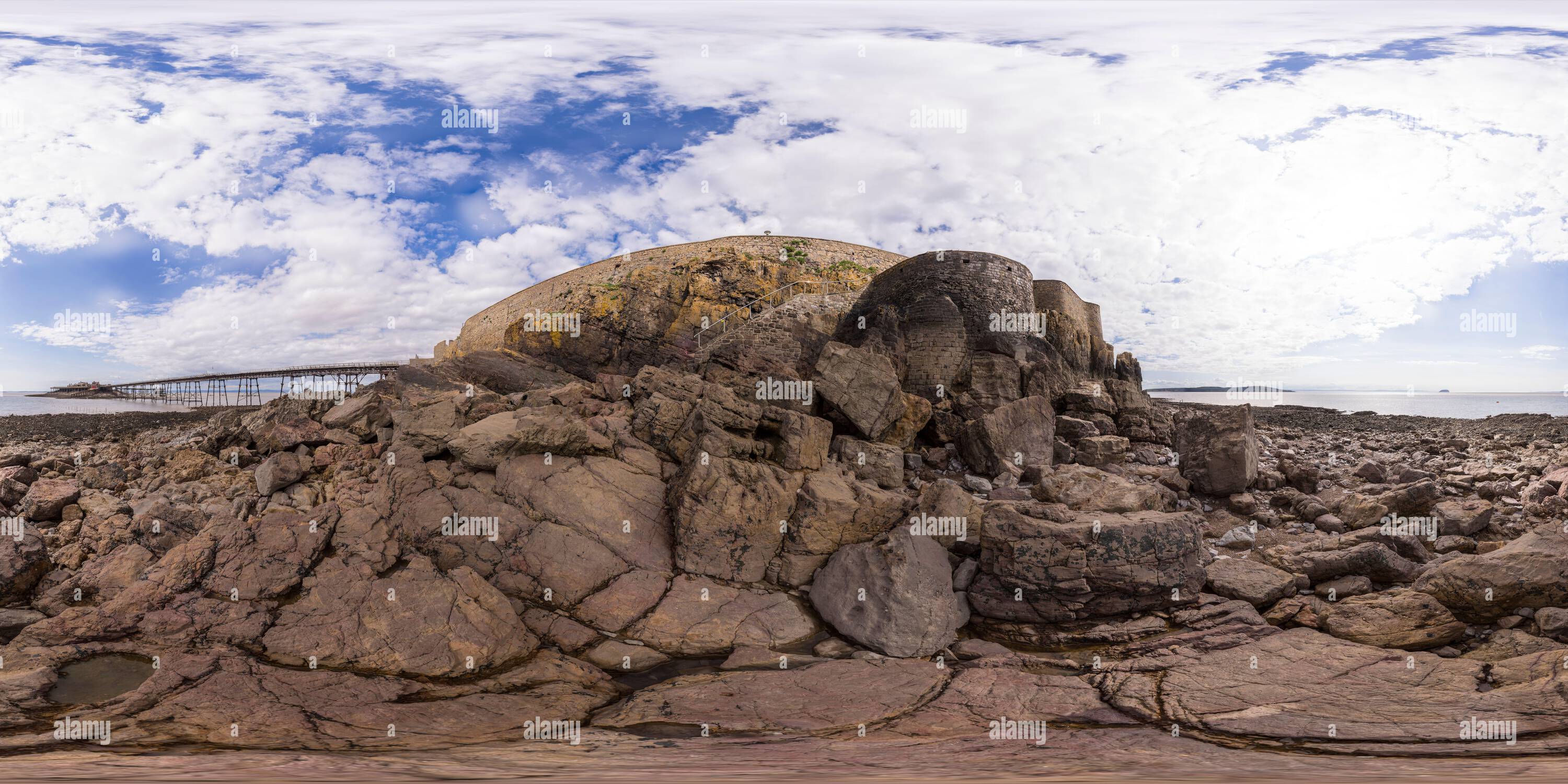 Vue panoramique à 360° de Le rivage rocheux, le mur de mer et le quai de Birnbeck abandonné près d'Anchor Head, Weston-super-Mare à marée basse.