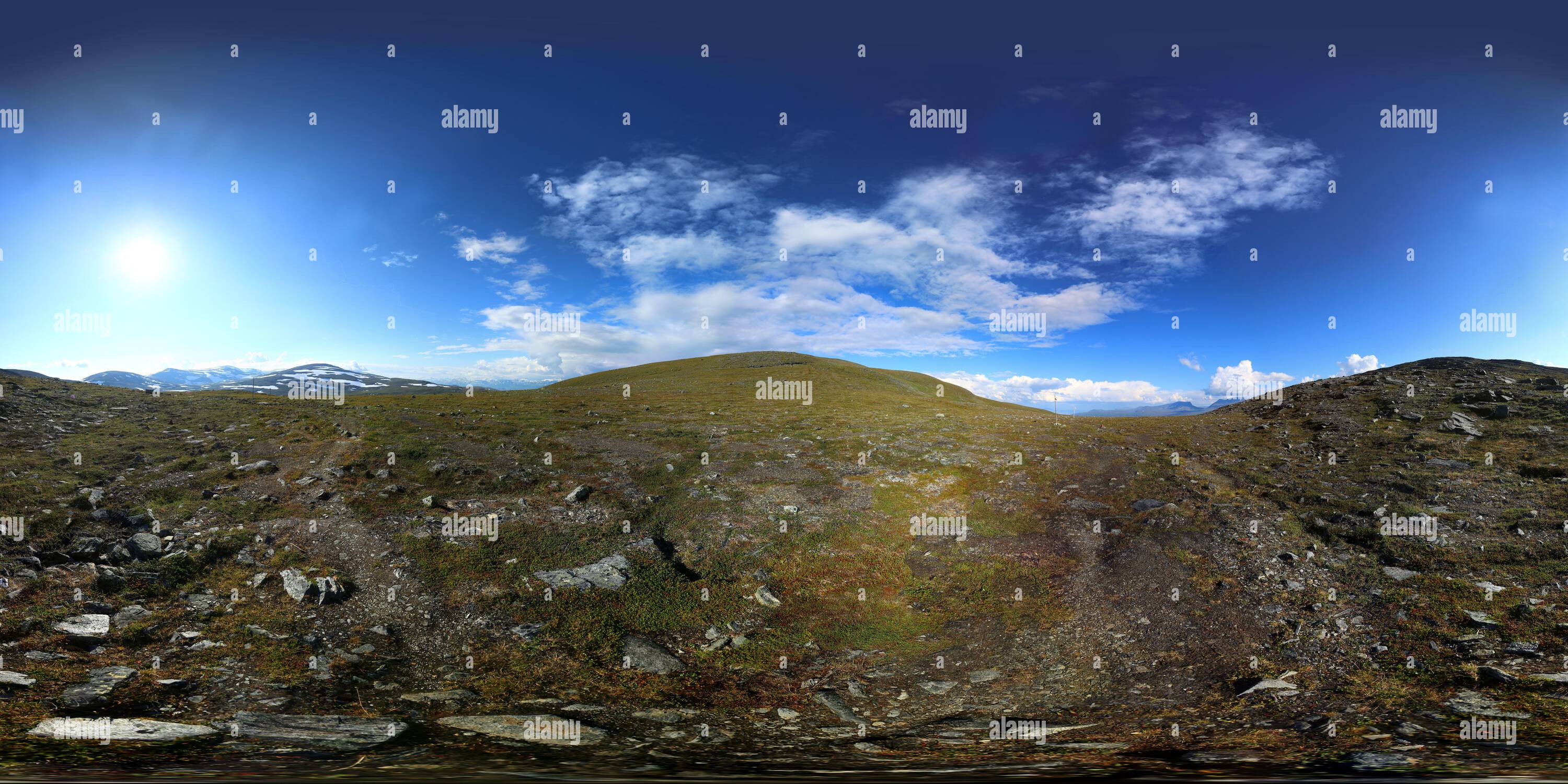 Vue panoramique à 360° de Panorama sphérique sur la piste sous le mont Nuolja, Norrbotten, Suède. Une projection équirectangulaire est utilisée.