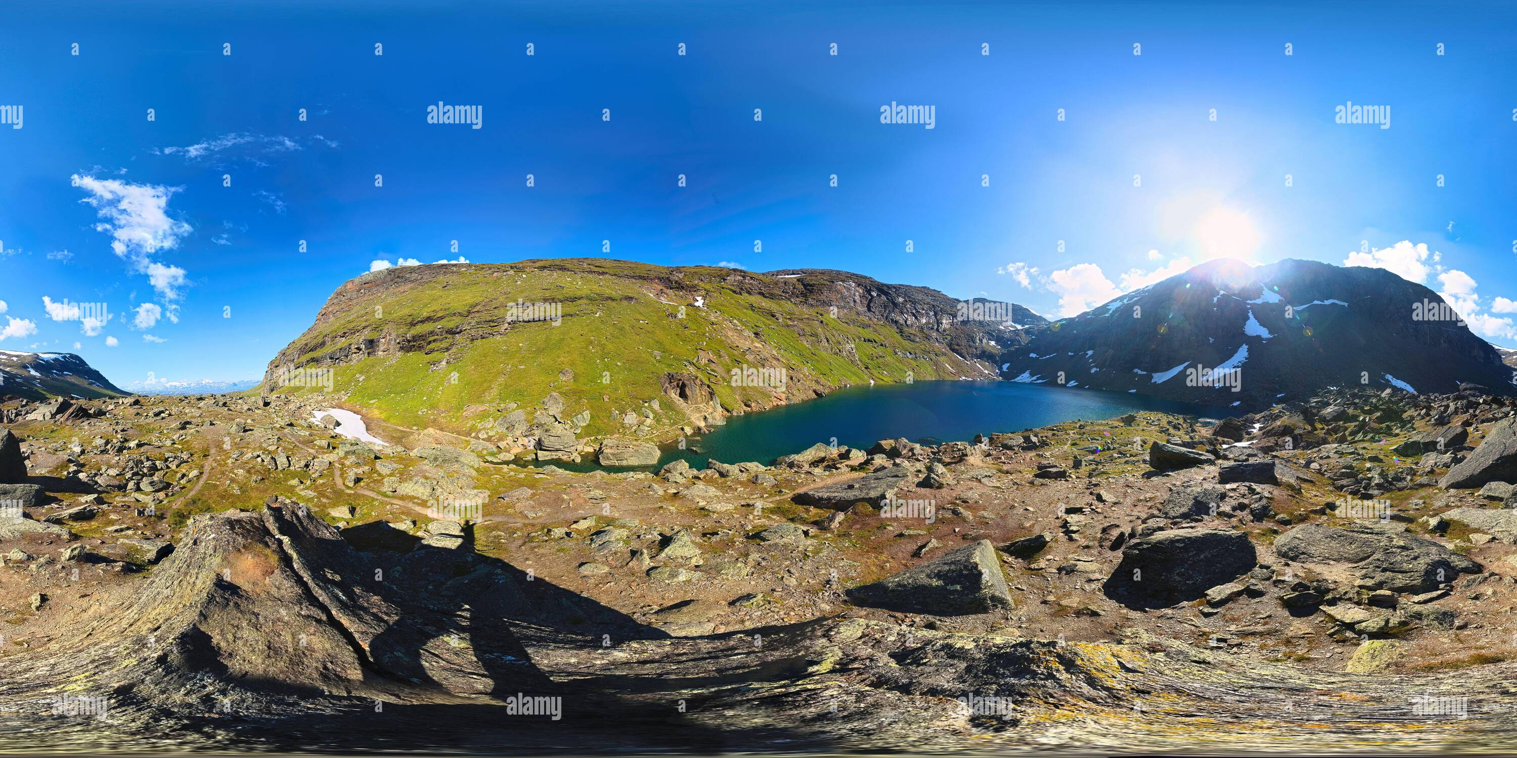 Vue panoramique à 360° de Panorama sphérique du lac Trollsjon dans la vallée de Karkevagge, Norrbotten, Suède. Une projection équirectangulaire est utilisée.