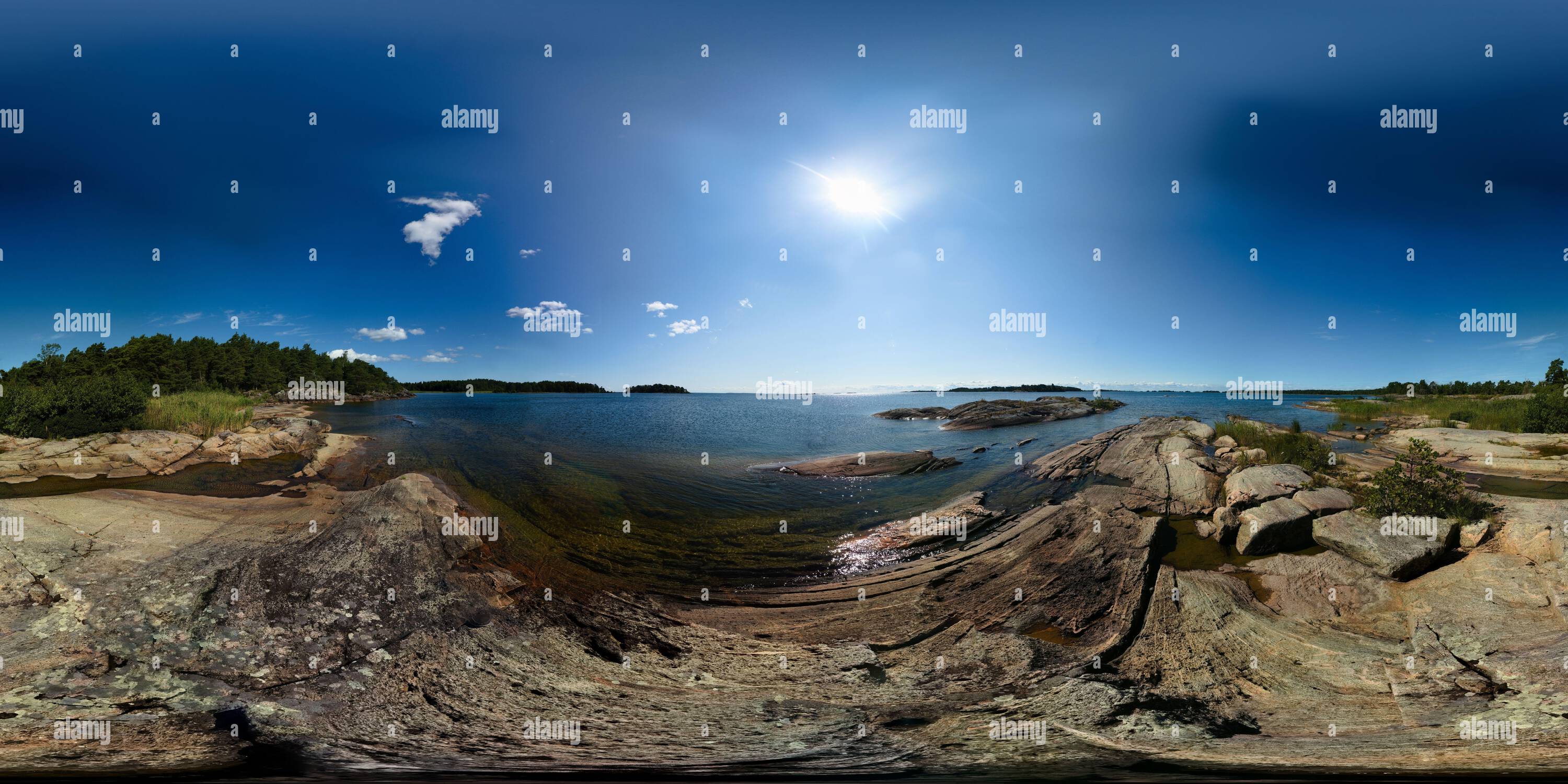 Vue panoramique à 360° de Panorama sphérique du lac de Vanern en Suède.La projection équirectangulaire est utilisée, utilisable dans la plupart des visionneuses panoramiques.