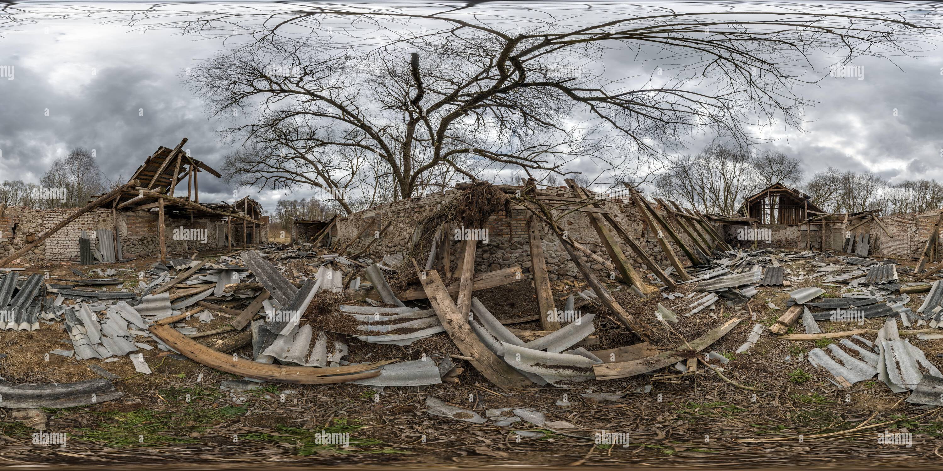 Vue panoramique à 360° de ancienne grange hangar en bois en ruine abandonnée après un bombardement en plein sans couture sphérique hdri 360 vue panoramique en projection équirectangulaire, rea