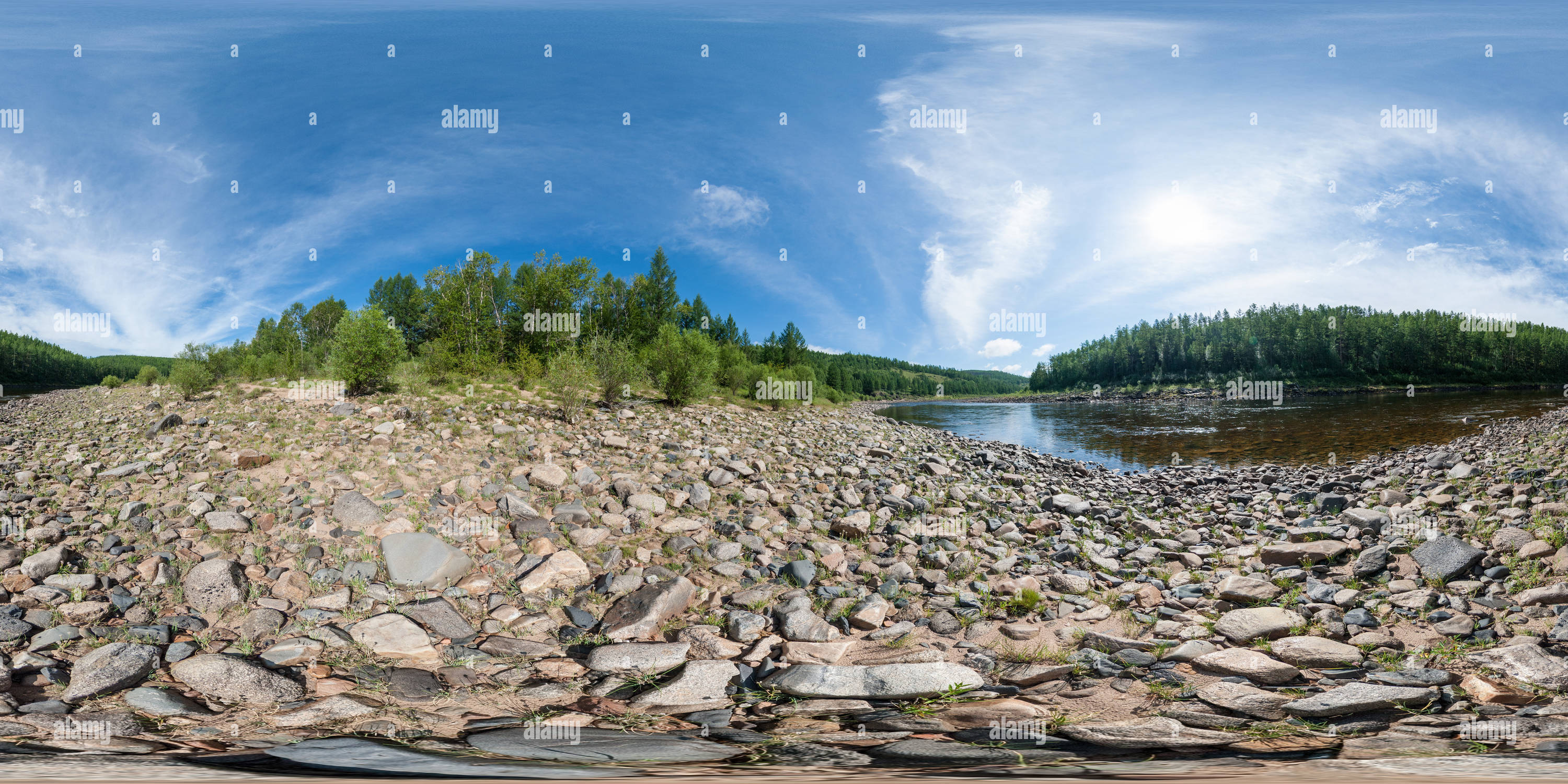 Vue panoramique à 360° de Rive de la rivière Vitim #3