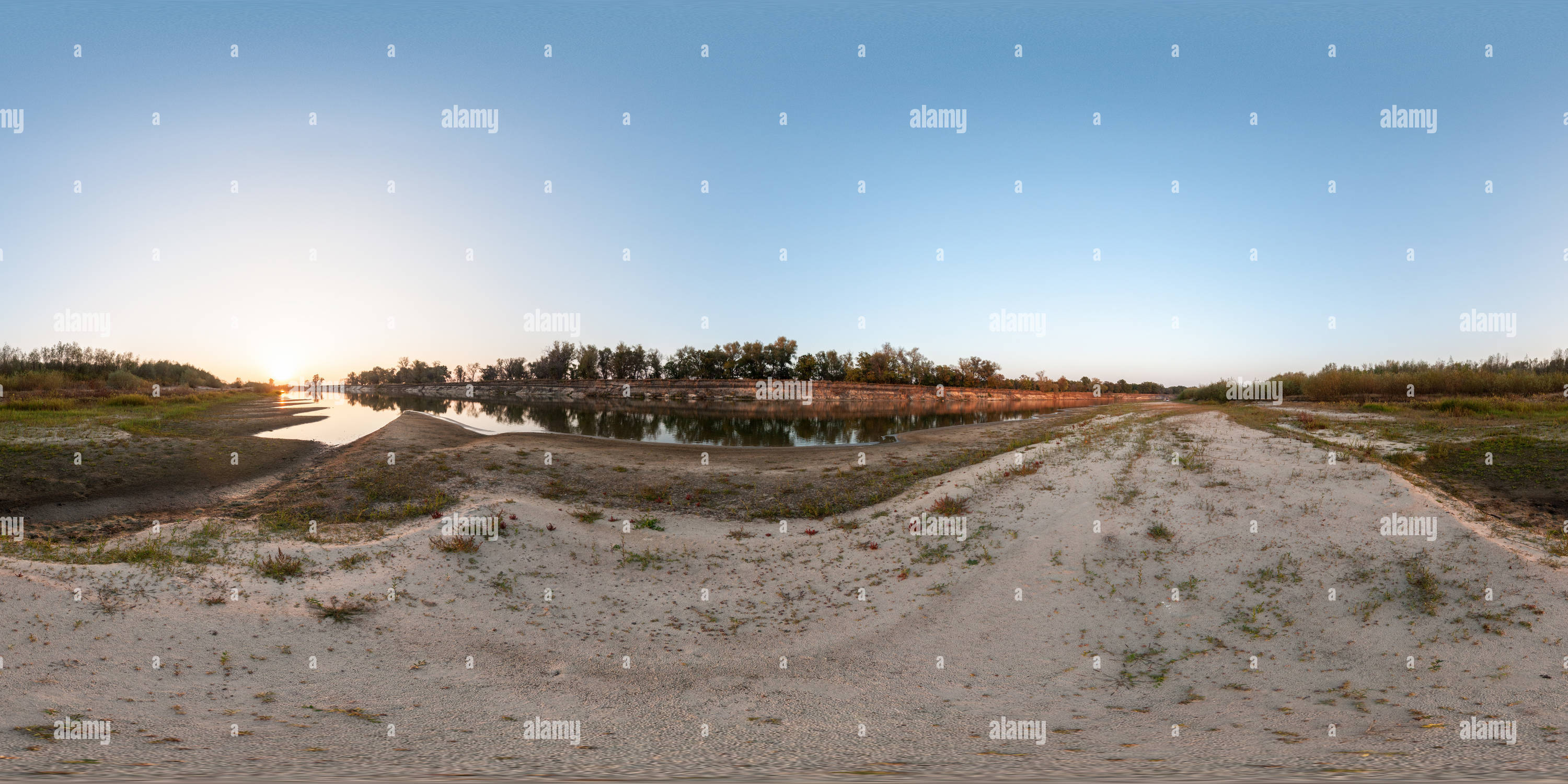 Vue panoramique à 360° de Soirée d'automne sur la rivière Khoper