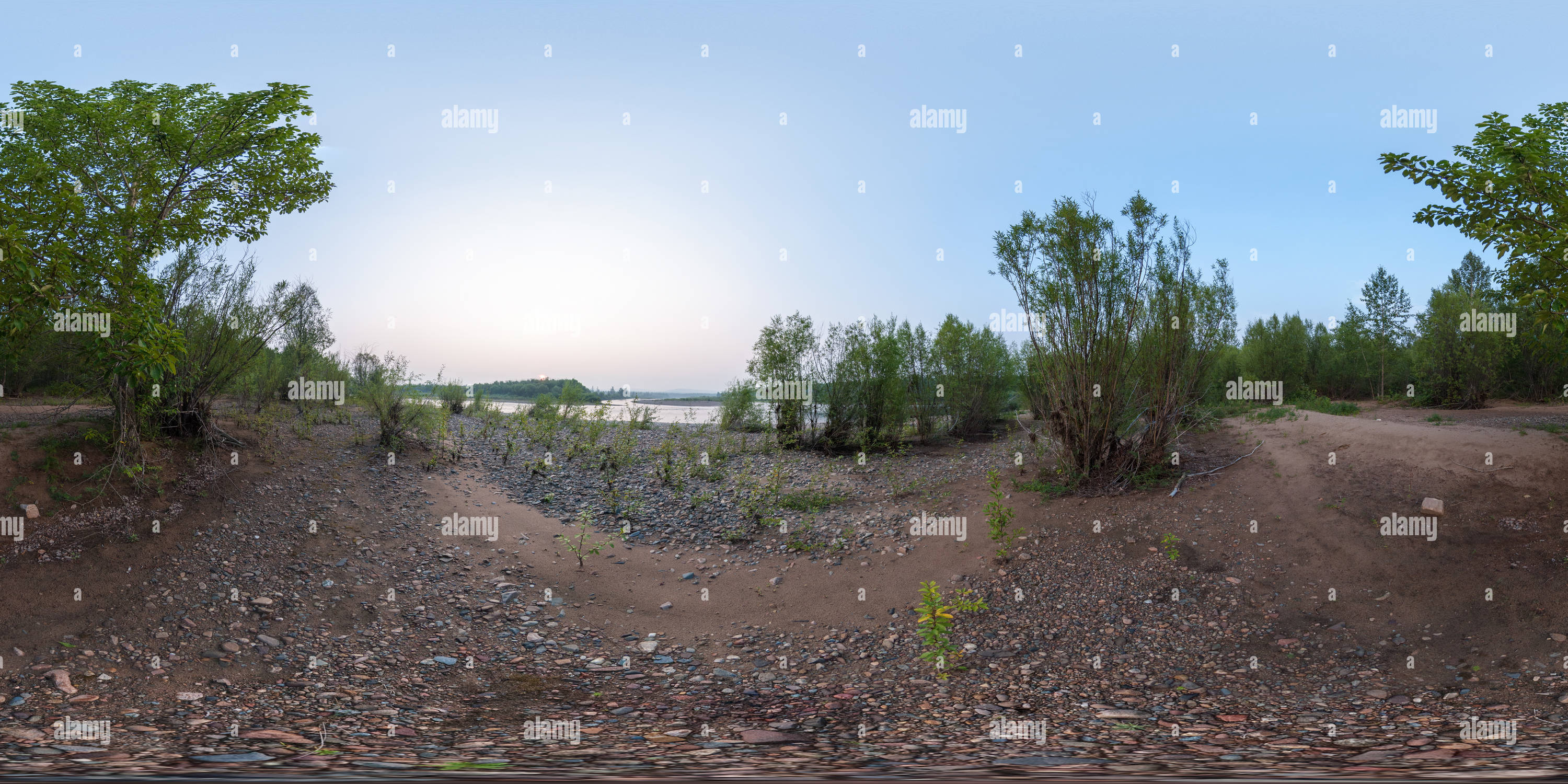 Vue panoramique à 360° de Rive de la rivière Vitim #7