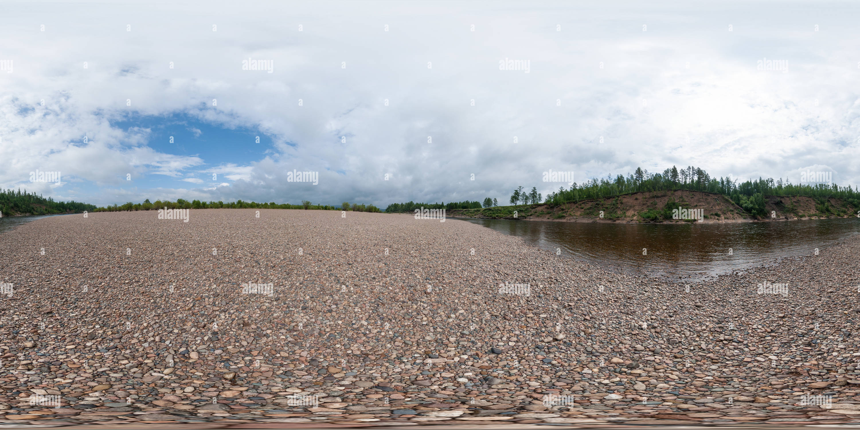 Vue panoramique à 360° de Rive de la rivière Vitim #9