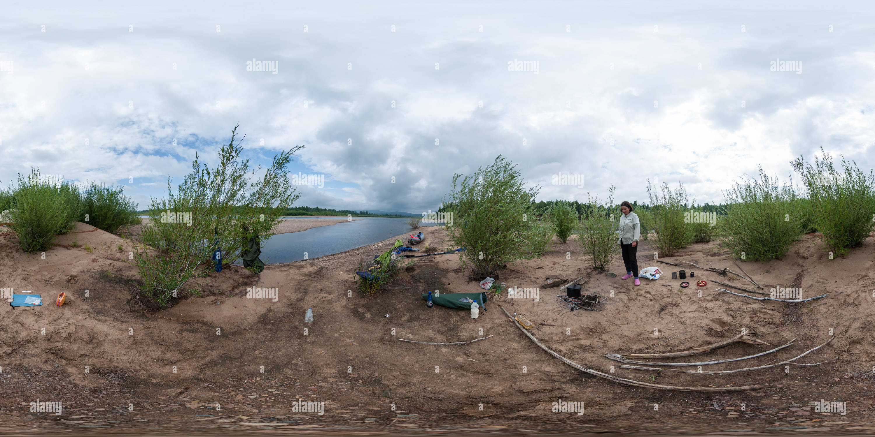 Vue panoramique à 360° de Camping près de la rivière Vitim #3