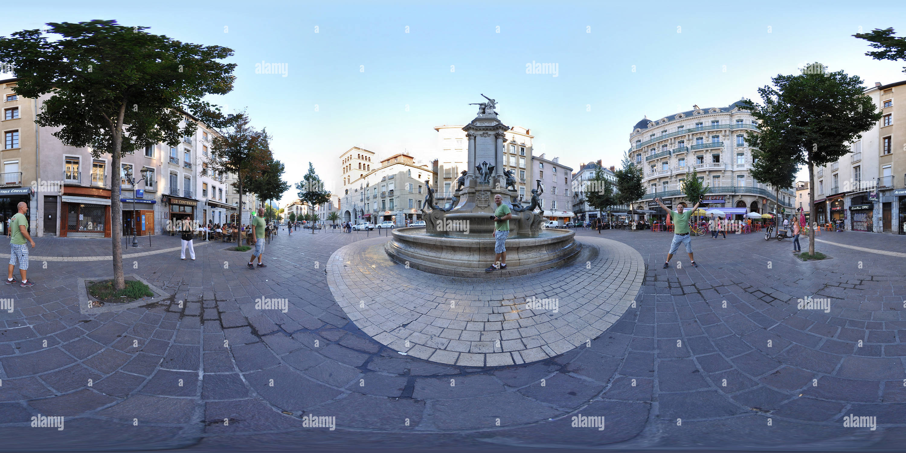 Vue panoramique à 360° de Grenoble, place notre Dame