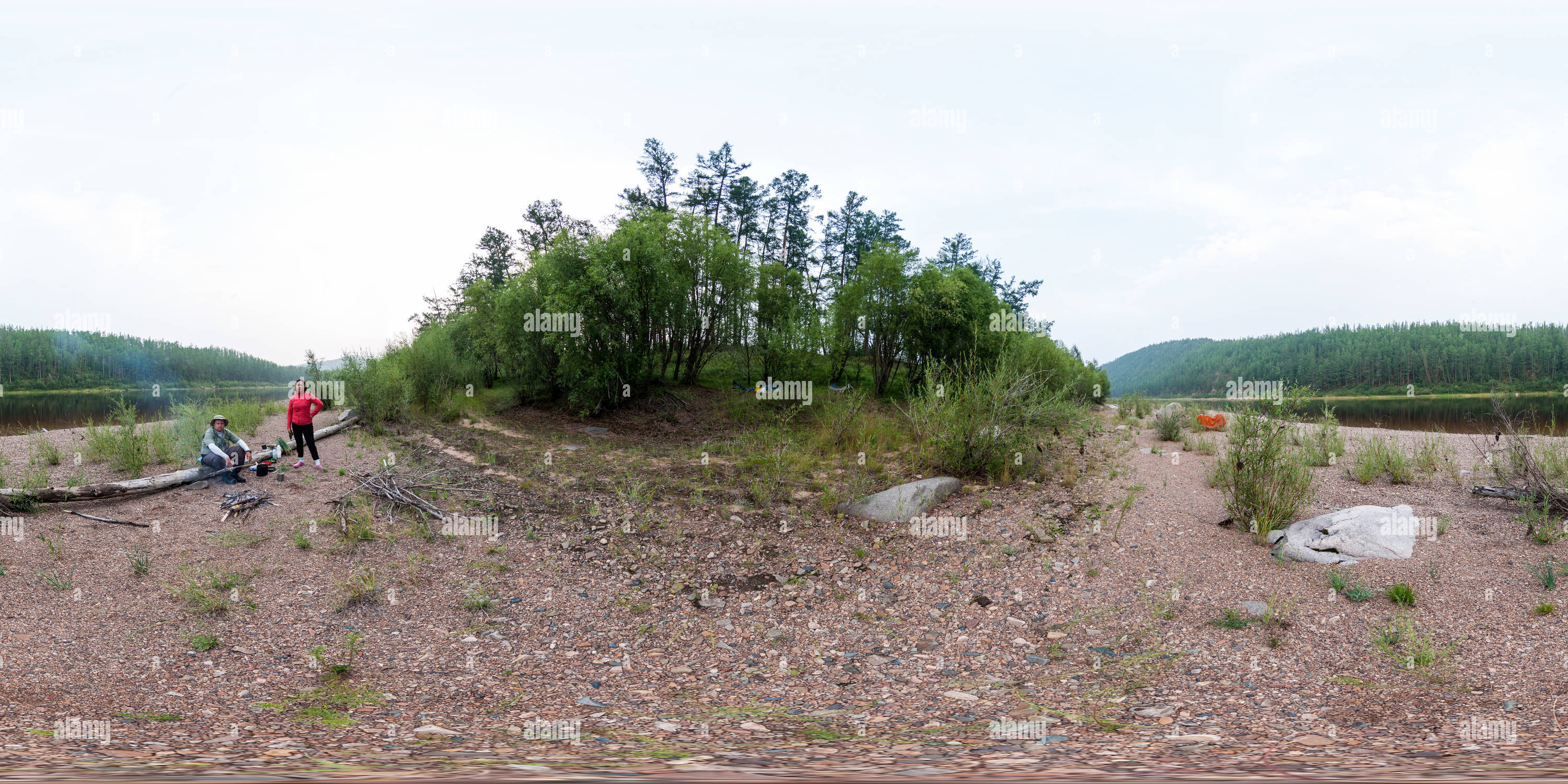 Vue panoramique à 360° de Camping près de la rivière Vitim #5