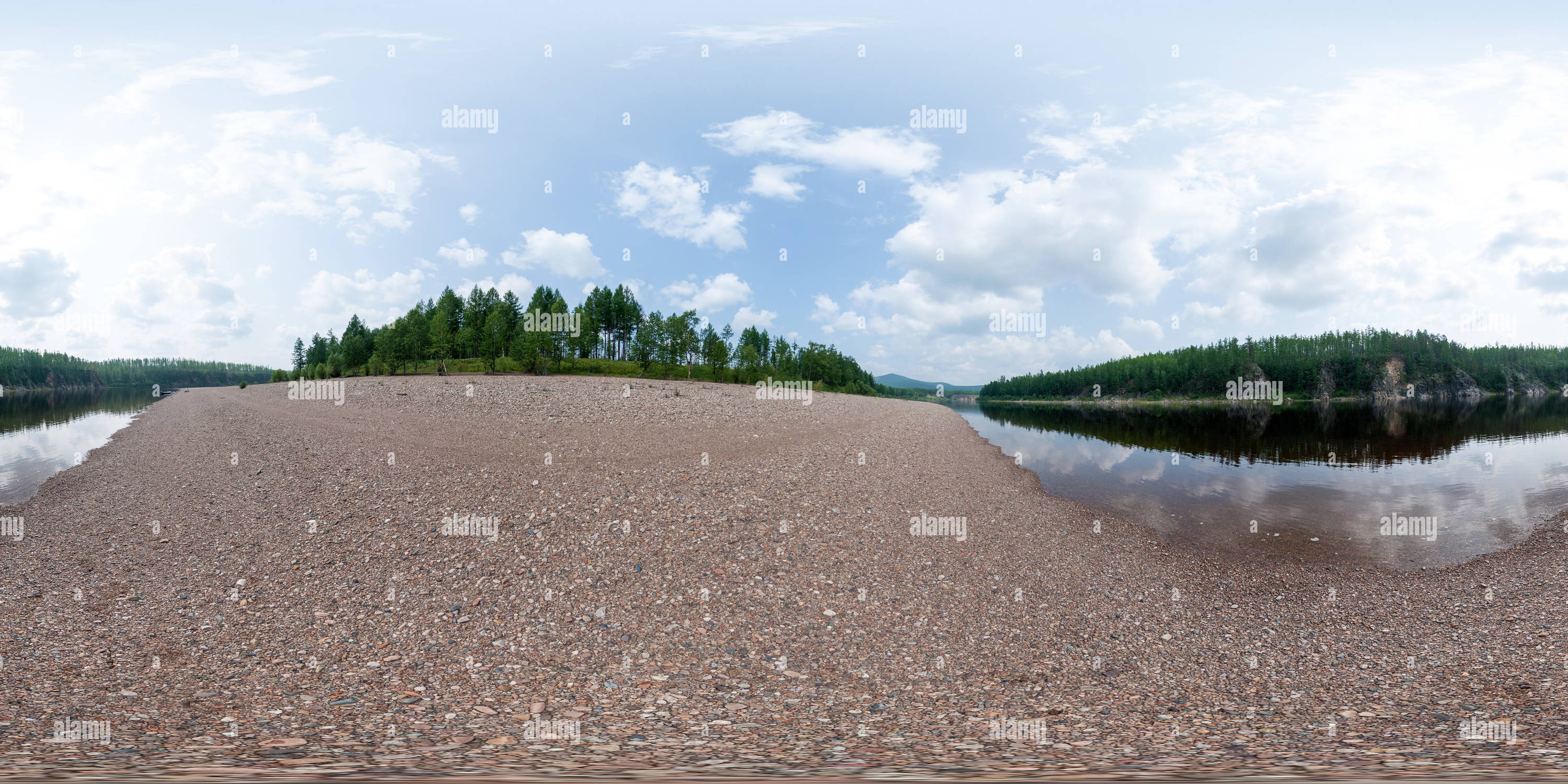 Vue panoramique à 360° de Rive de la rivière Vitim #15