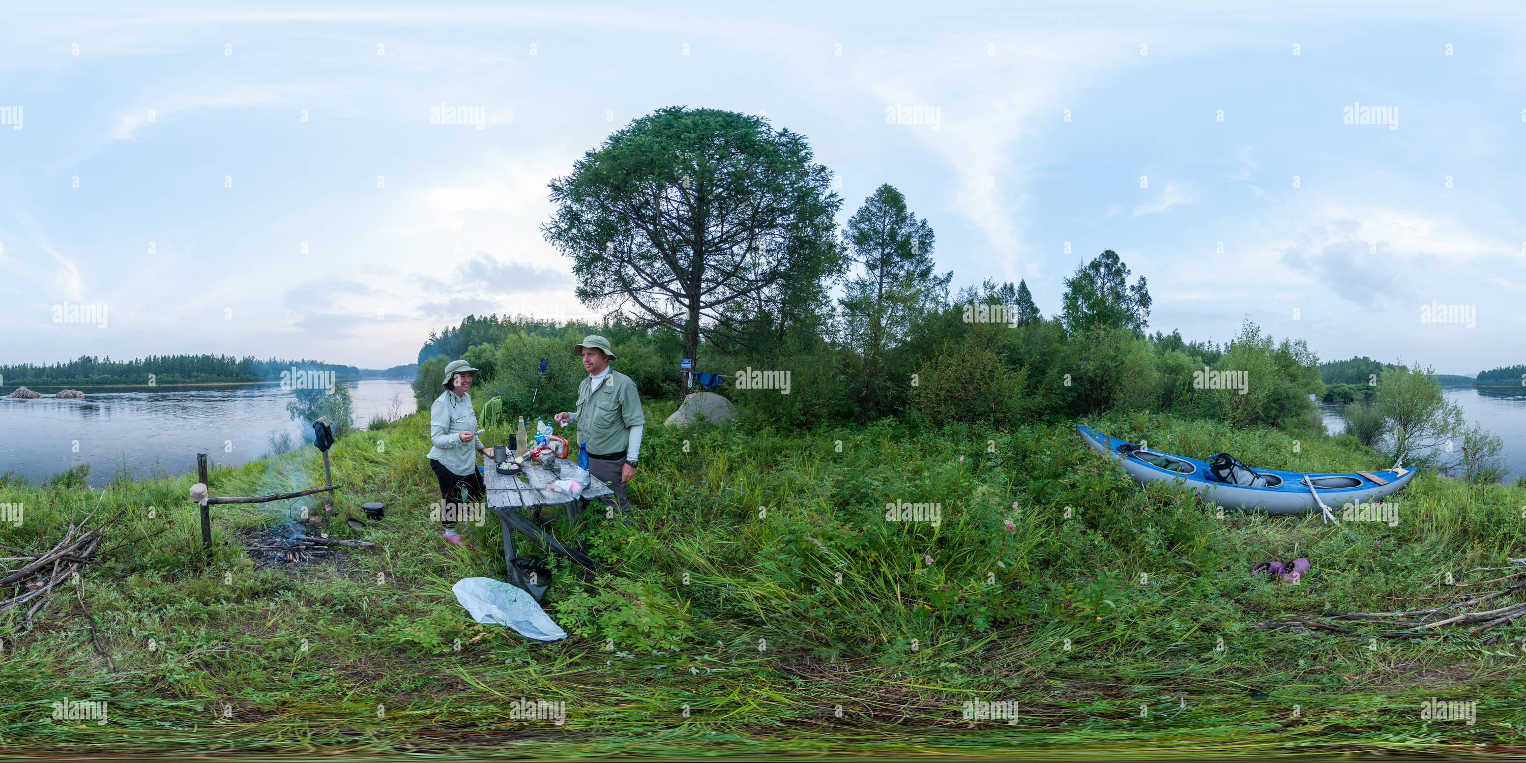 Vue panoramique à 360° de Camping près des rochers de 'Three Brothers' sur la rivière Vitim