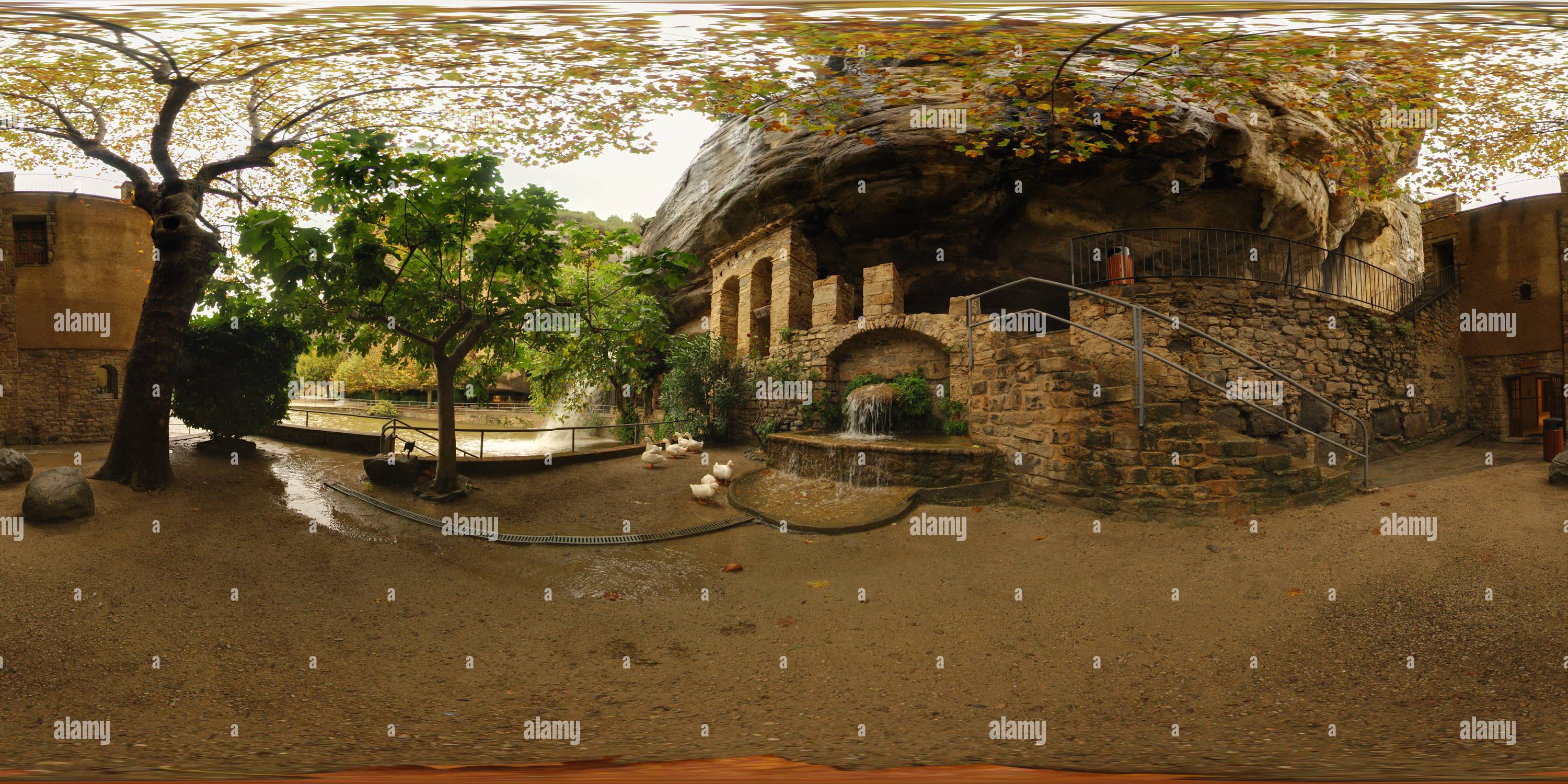 Vue panoramique à 360° de Sant Miquel del Fai. Cascade et escaliers