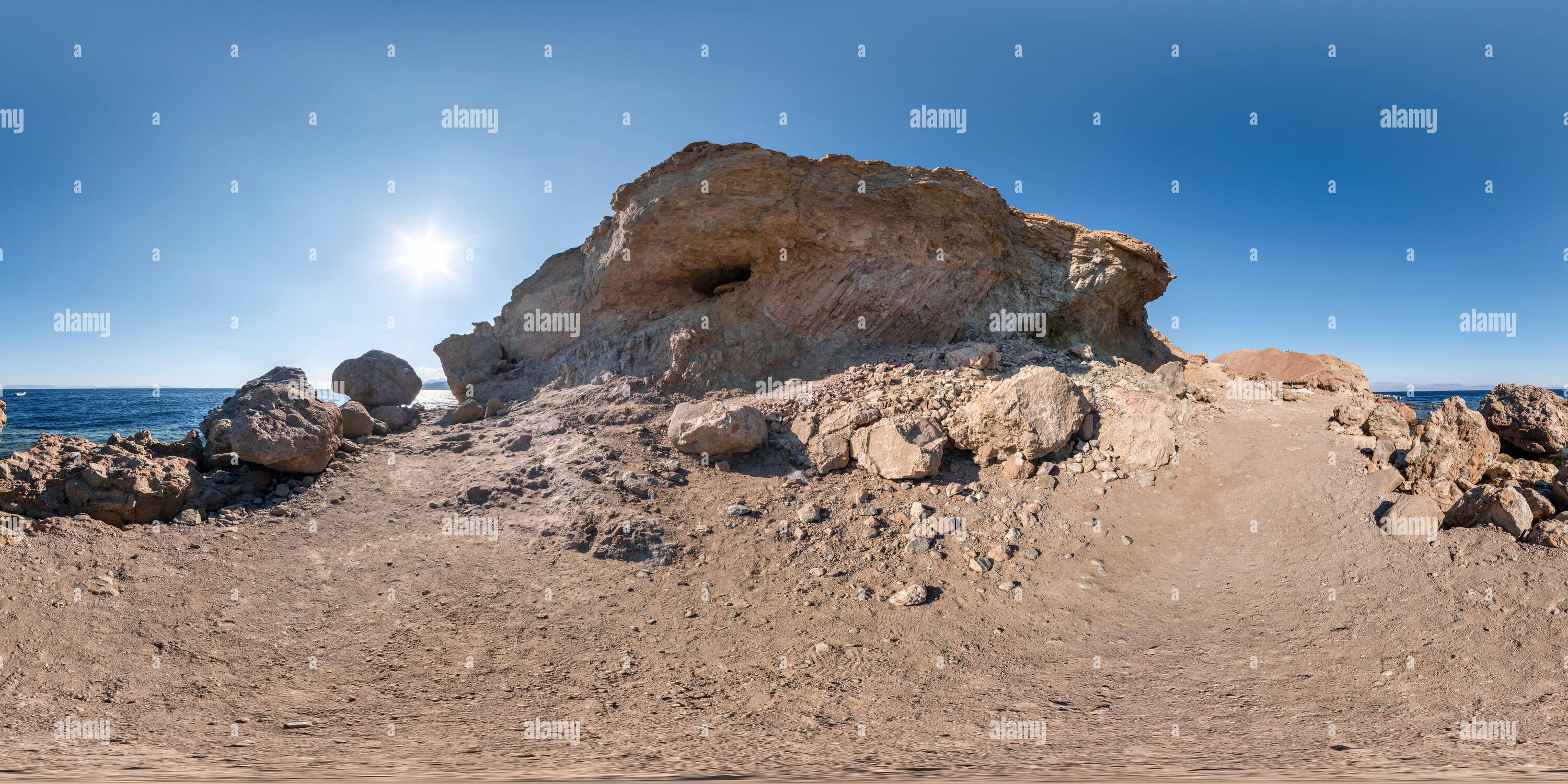 Vue panoramique à 360° de vue panoramique hdr 360 sphérique sans couture sur la route le long de la côte de la mer en hauteur dans les montagnes sablonneuses avec des escaliers en pierre en projection équirectangulaire, lire