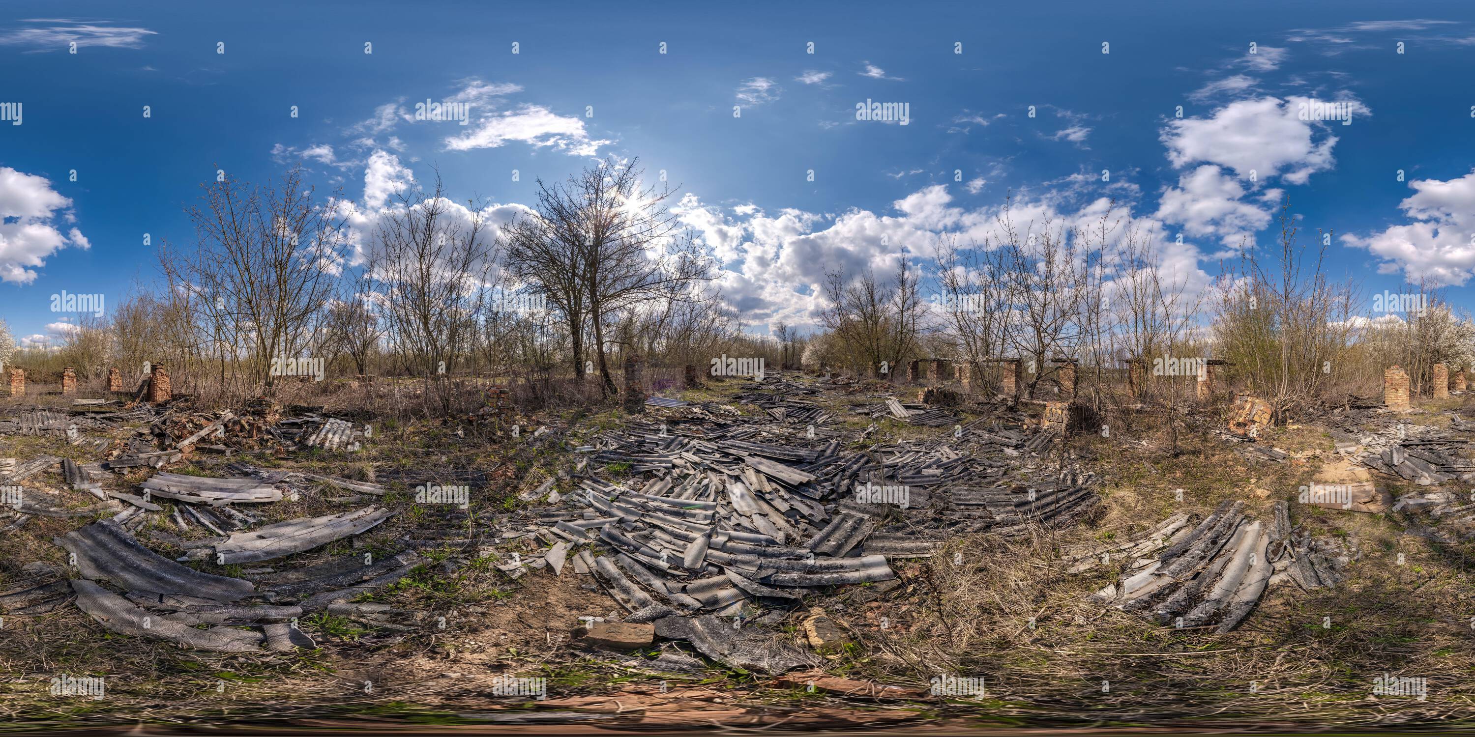 Vue panoramique à 360° de ancienne grange hangar en bois en ruine abandonnée après un bombardement en plein sans couture sphérique hdri 360 vue panoramique en projection équirectangulaire, rea